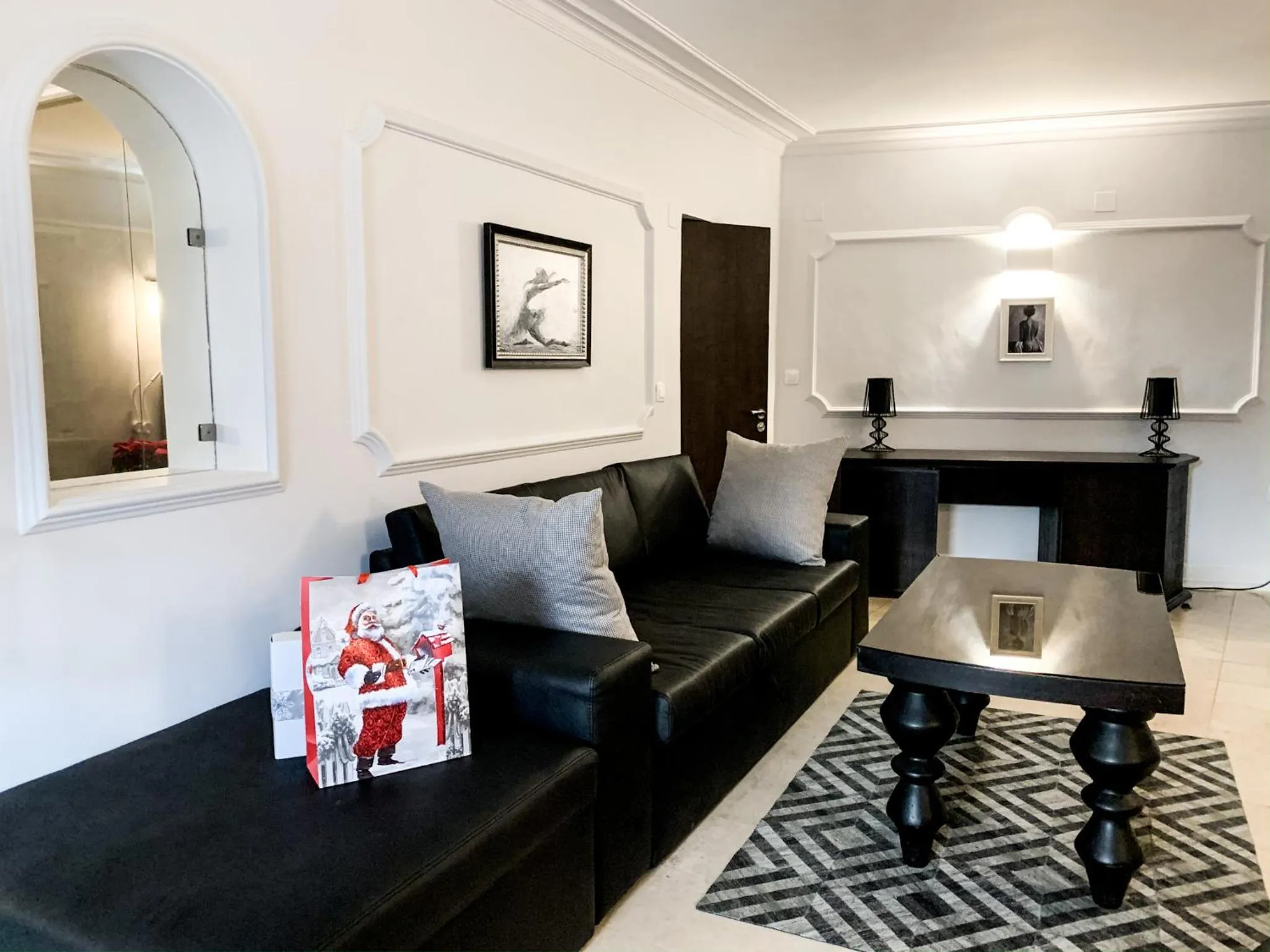 Seating area in Atlantic Hotel - Free Parking