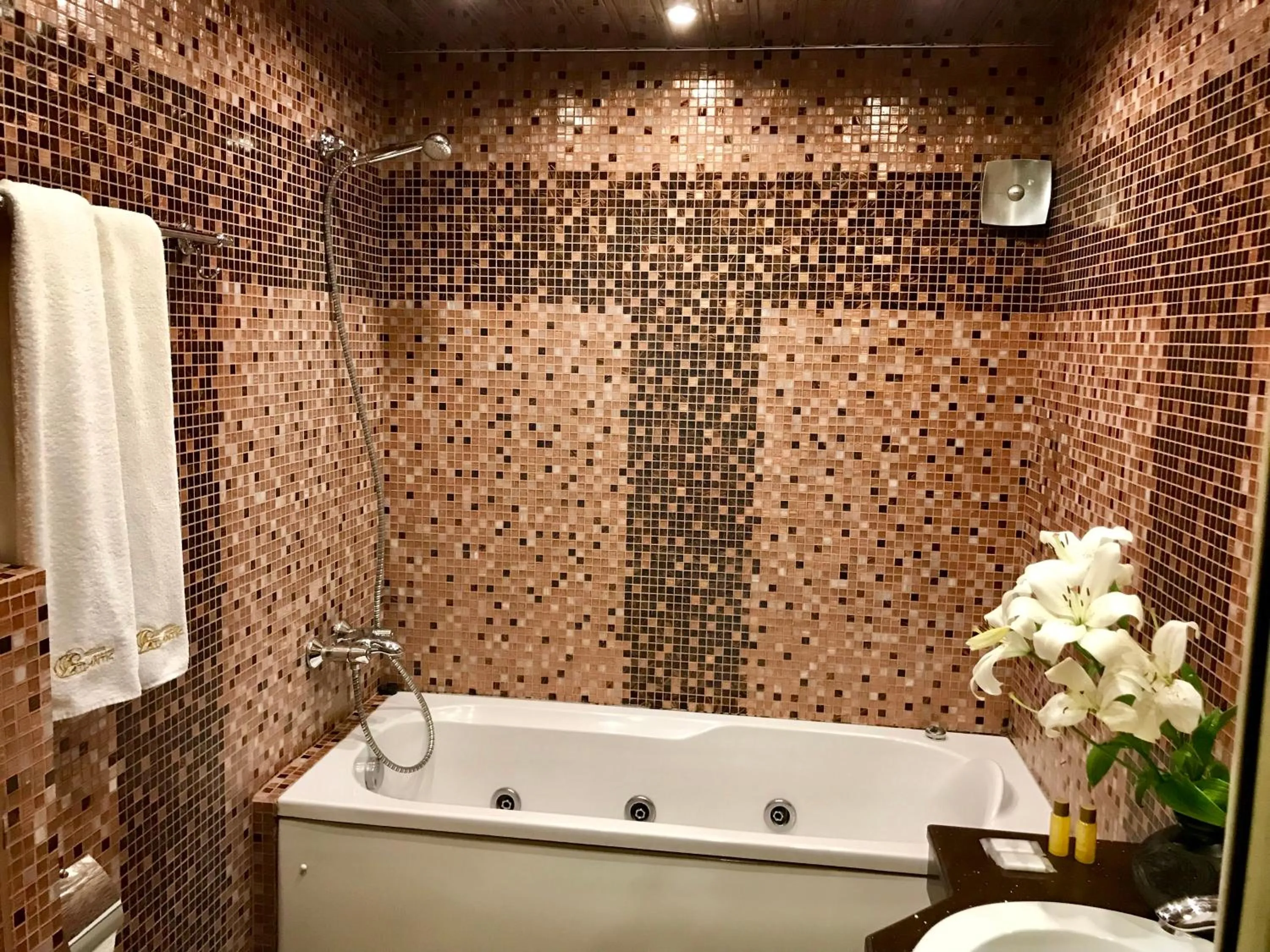 Hot Tub in Atlantic Hotel - Free Parking