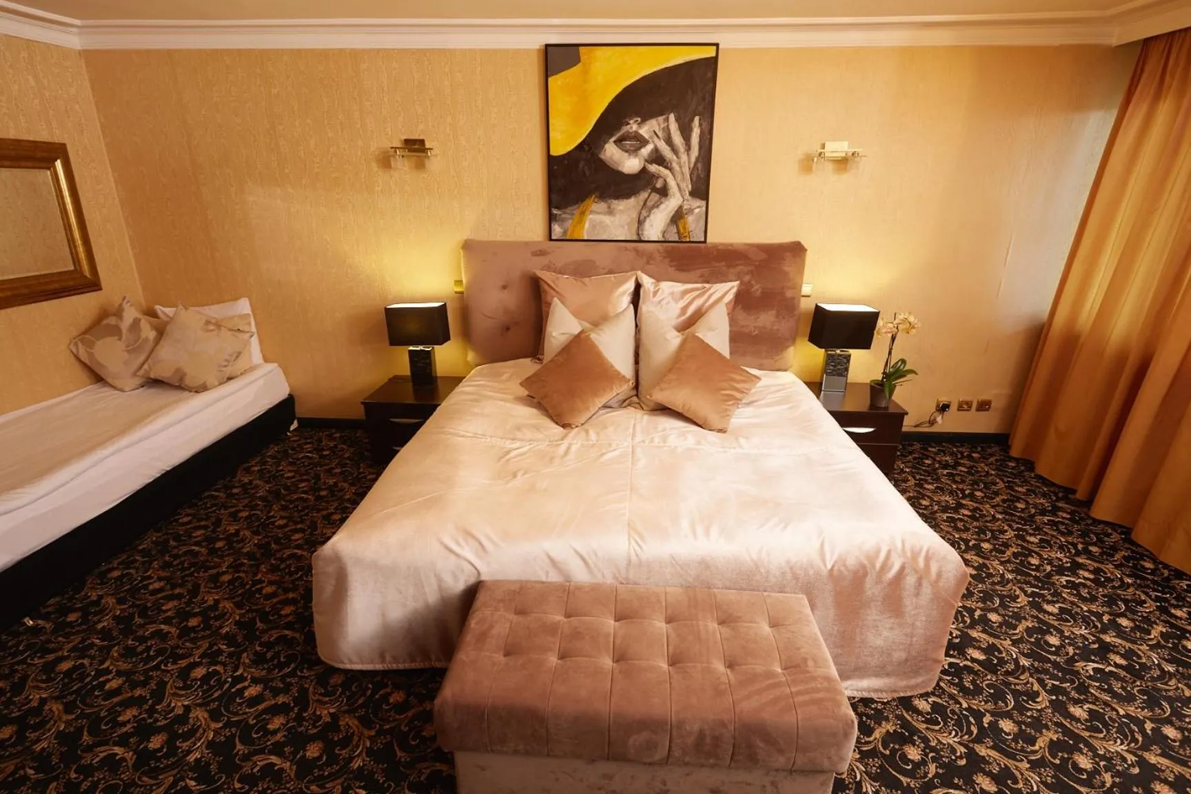 Bed in Atlantic Hotel - Free Parking