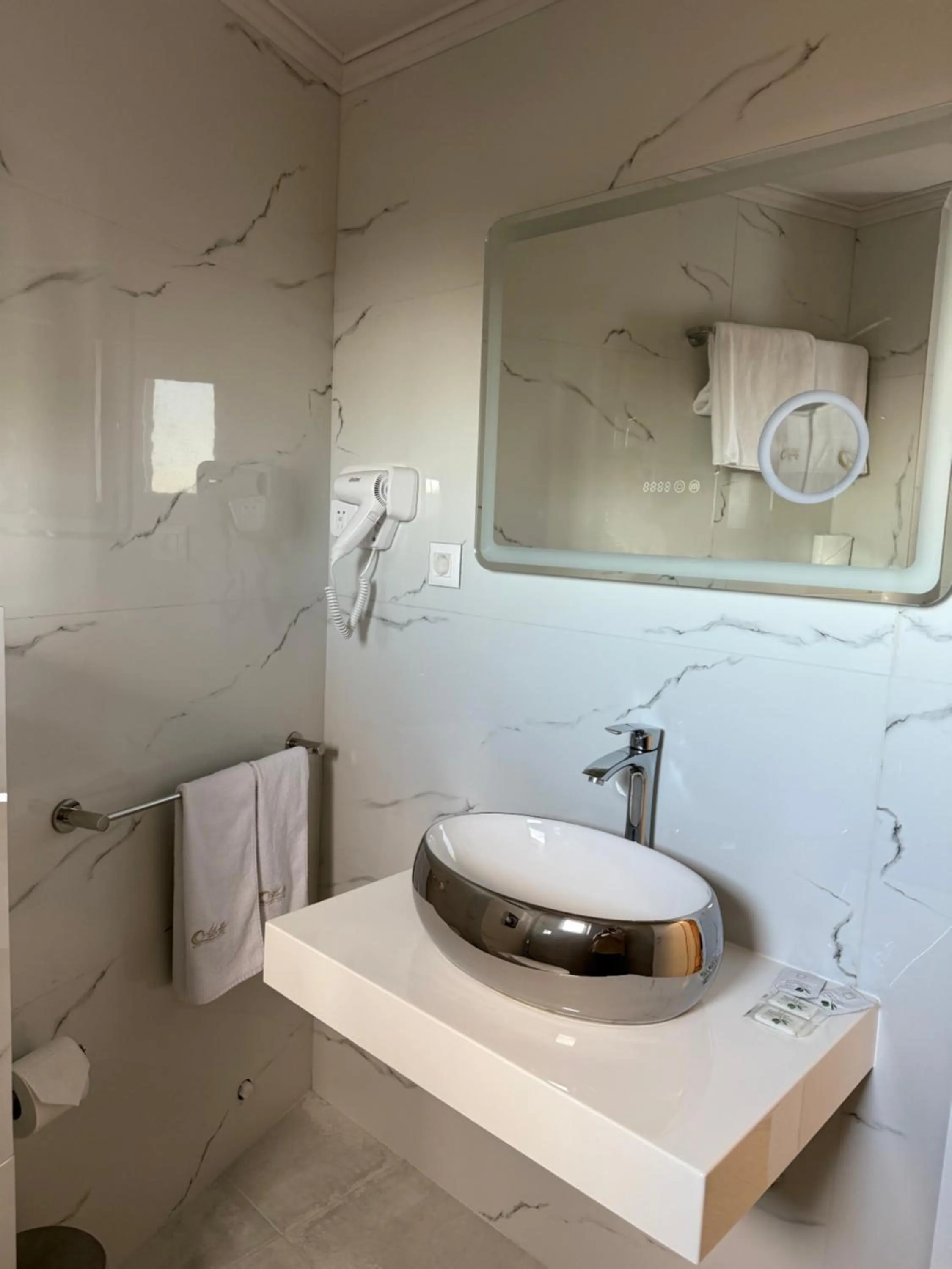 Bathroom in Atlantic Hotel - Free Parking