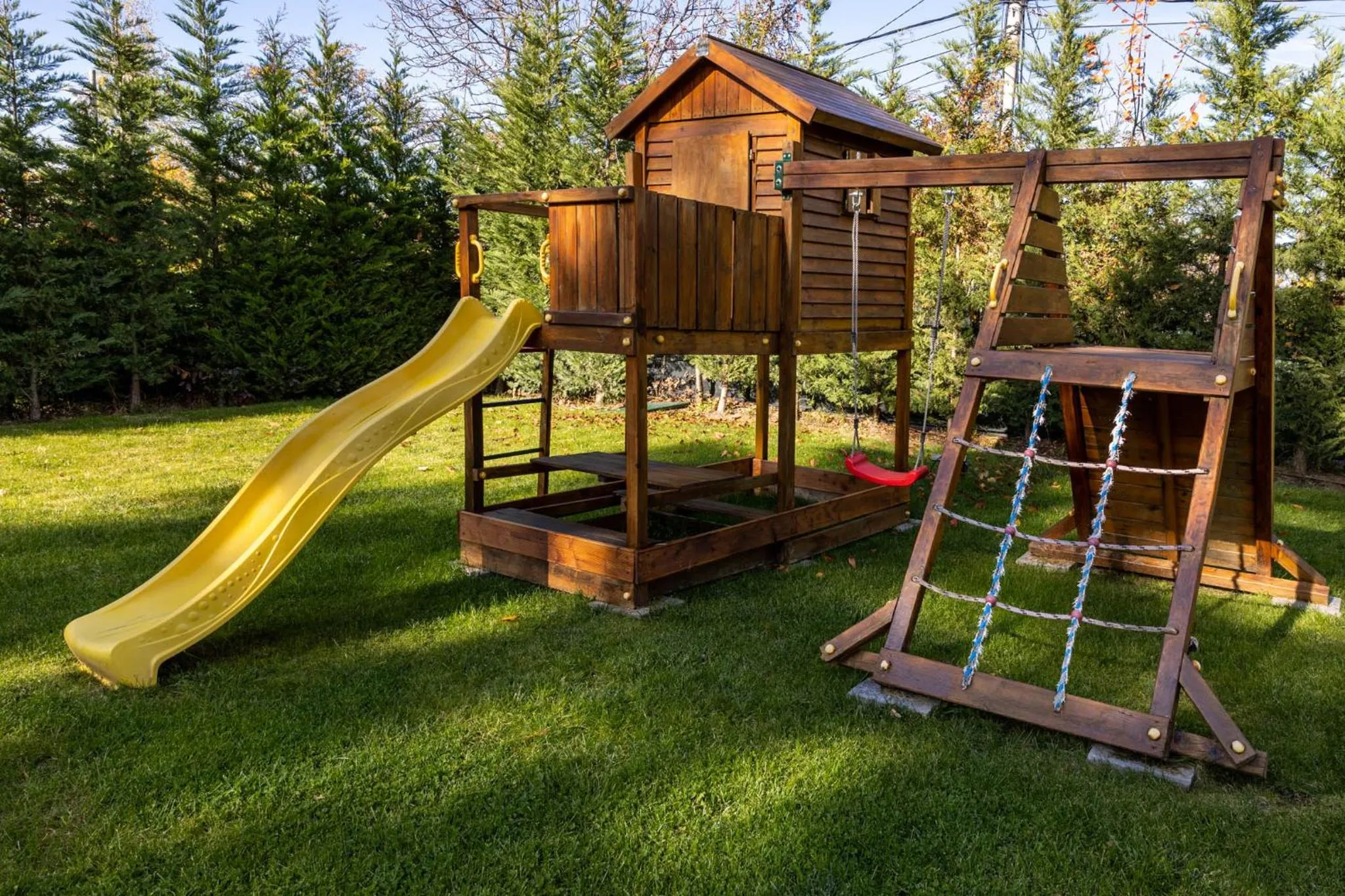 Children play ground in Atlantic Hotel - Free Parking