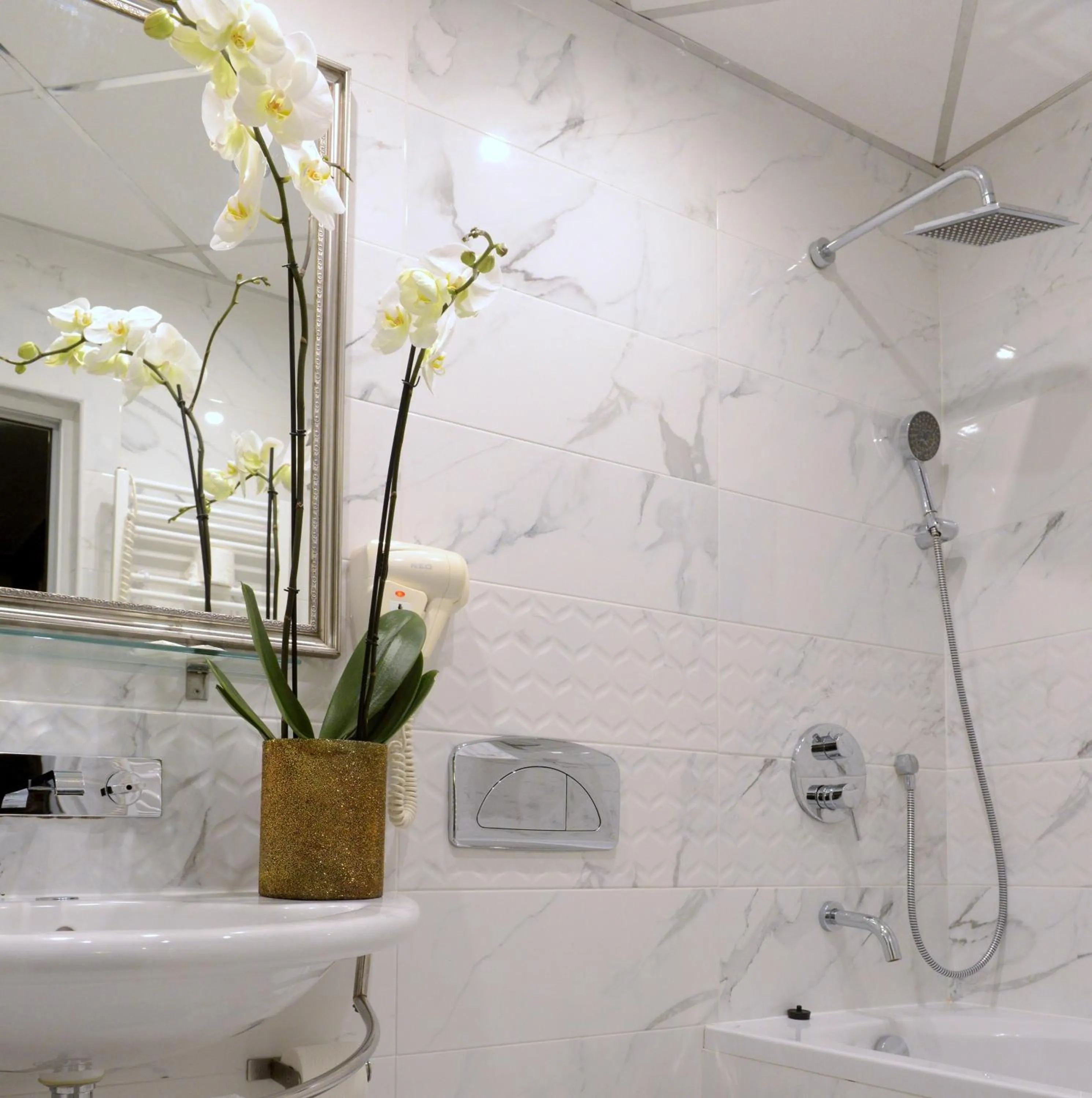 Bathroom in Atlantic Hotel - Free Parking