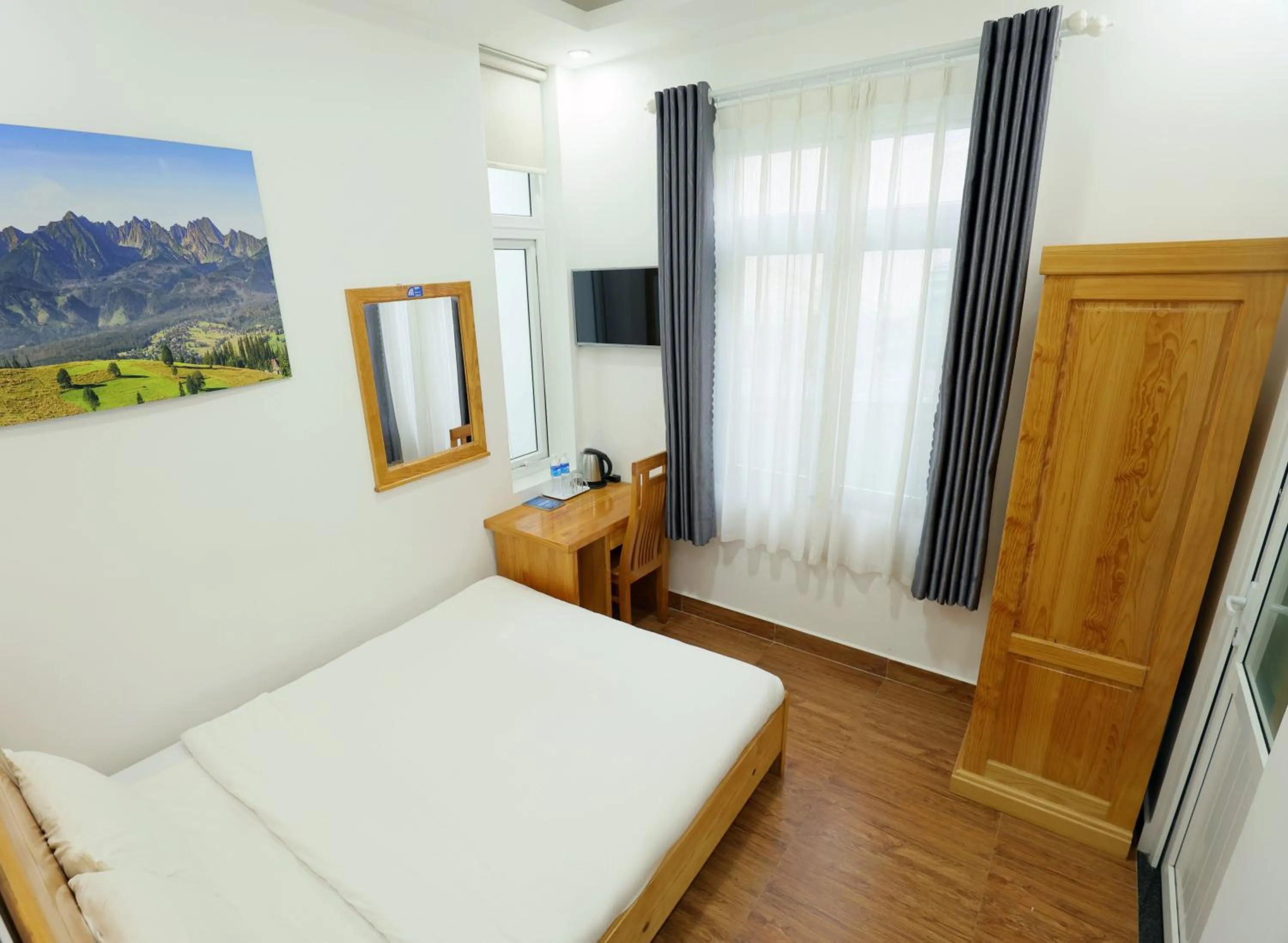 Property building, Bed in Maxim Hotel