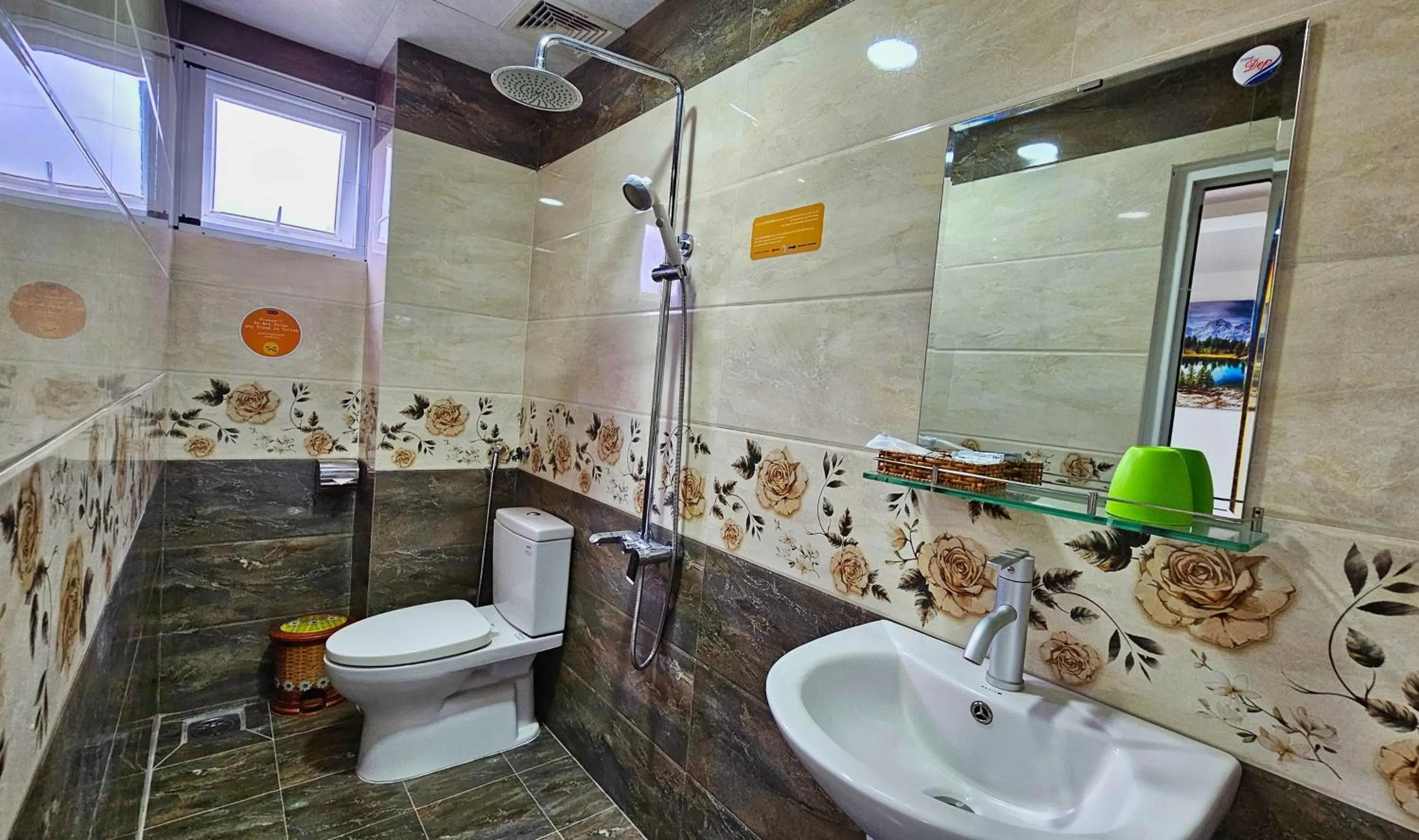 Toilet in Maxim Hotel