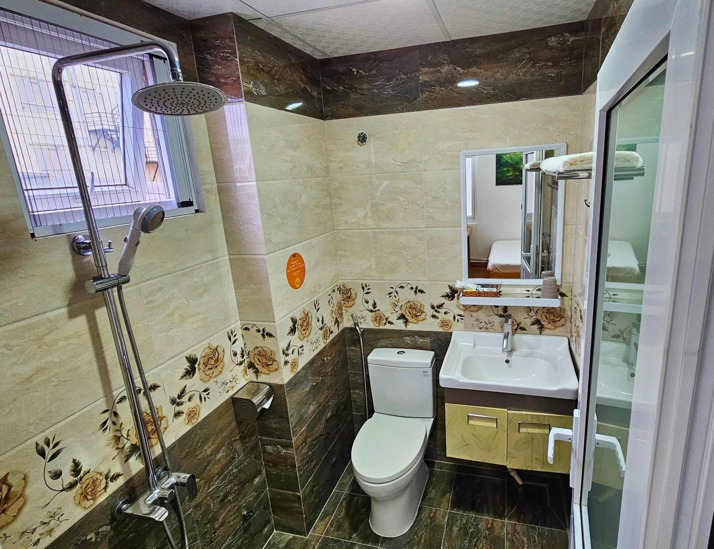 Toilet in Maxim Hotel