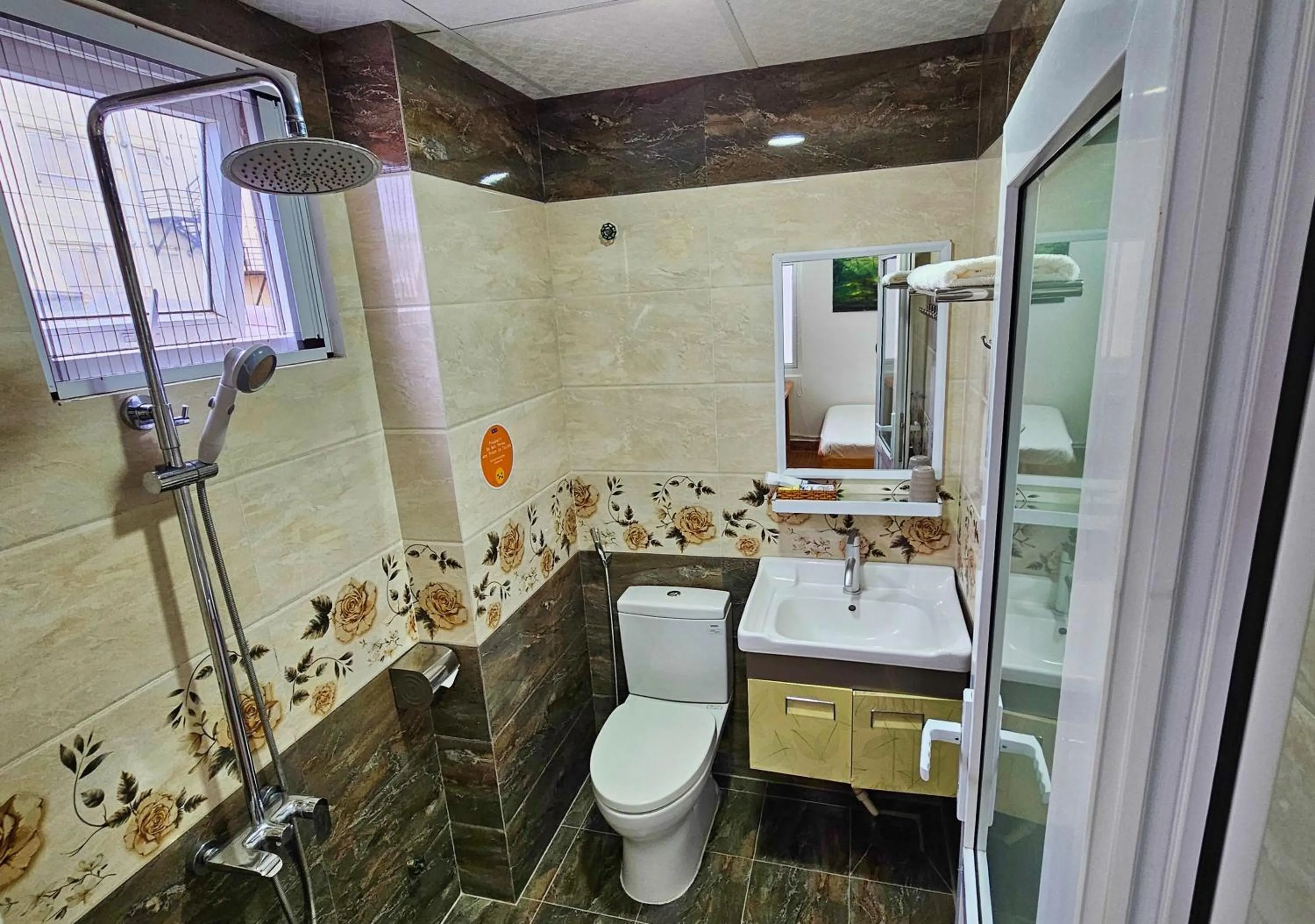 Toilet in Maxim Hotel