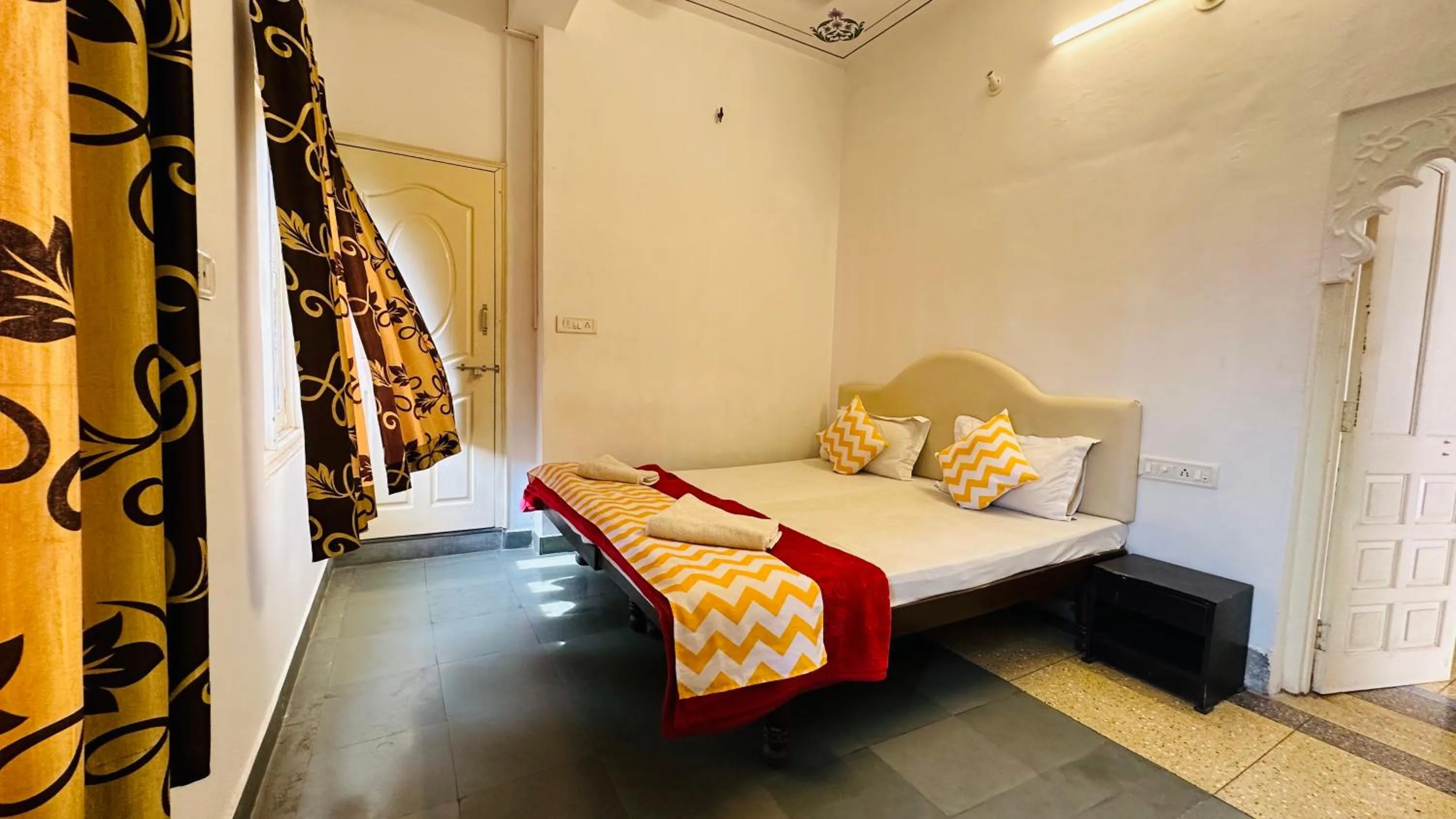 Bed in Maa Ji House on Lake Pichola