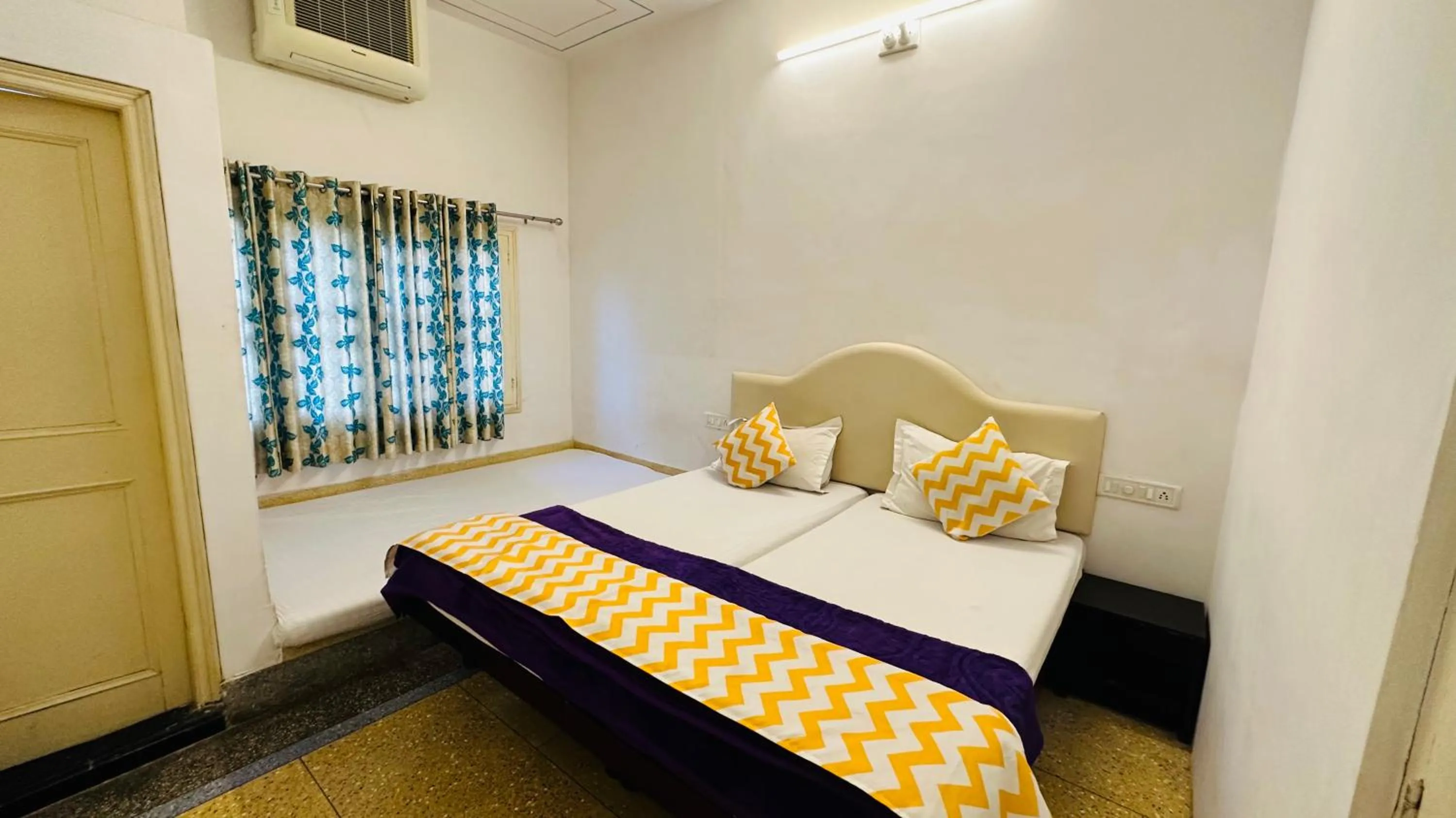 Bed in Maa Ji House on Lake Pichola