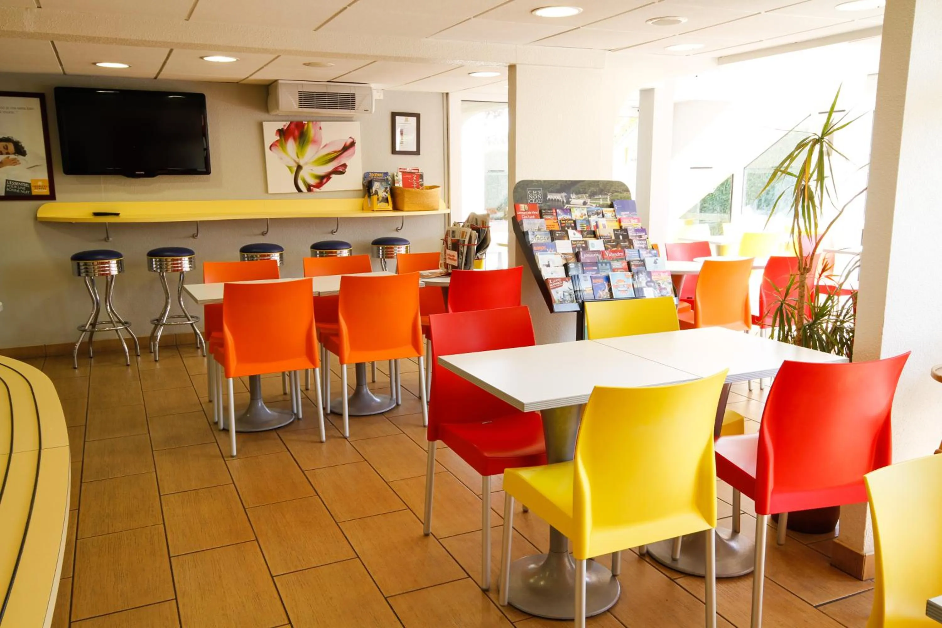 Communal lounge/ TV room in Premiere Classe Tours Sud - Chambray Lès Tours