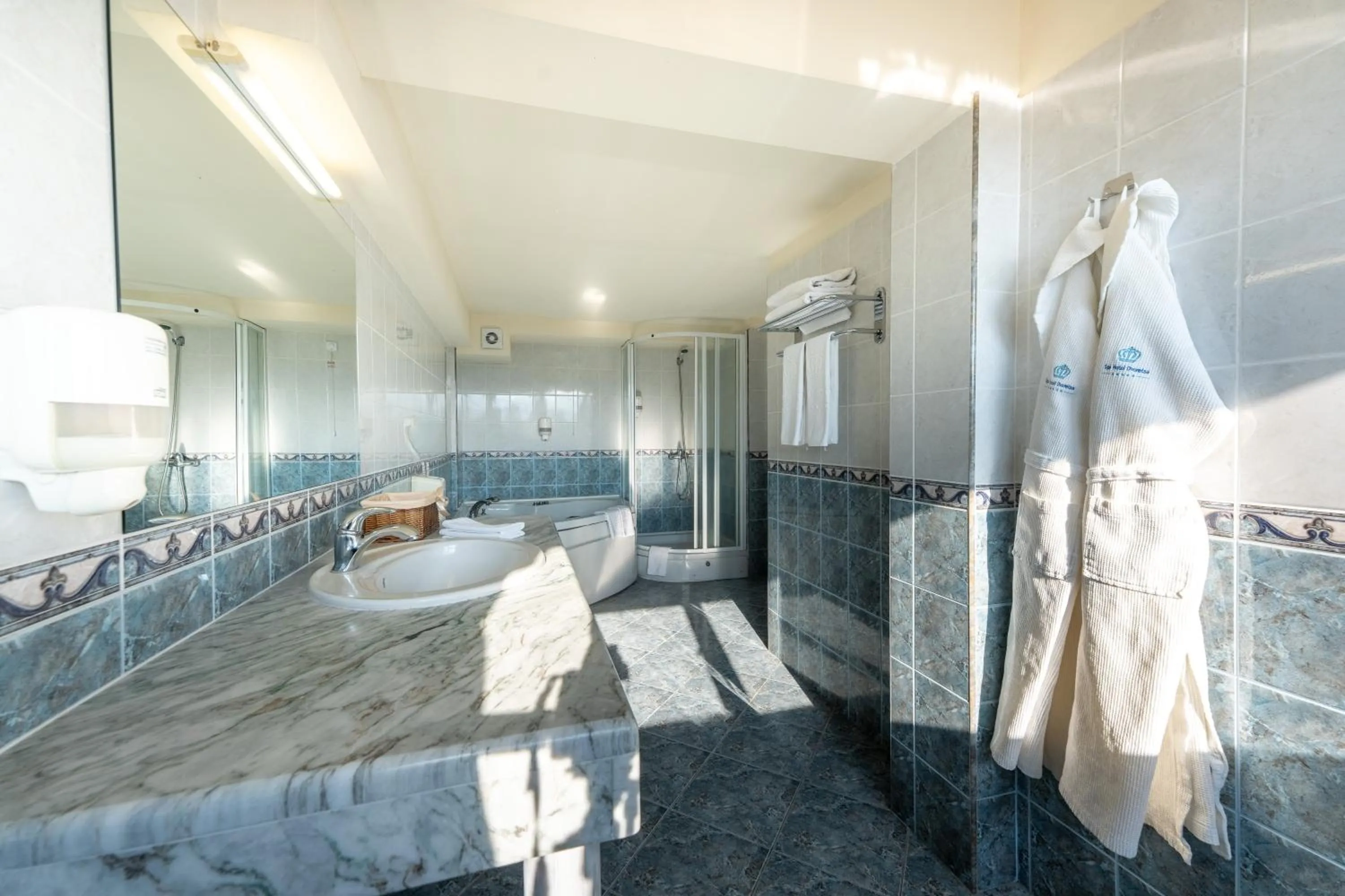 Shower, Bed in Spa Hotel Dvoretsa