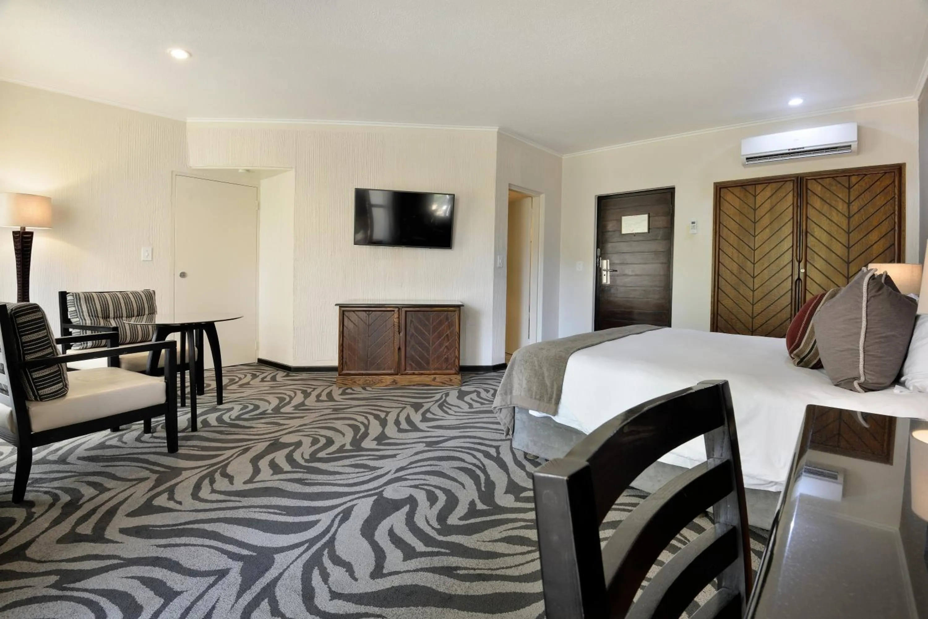 Photo of the whole room, Bed in Kwa Maritane Lodge