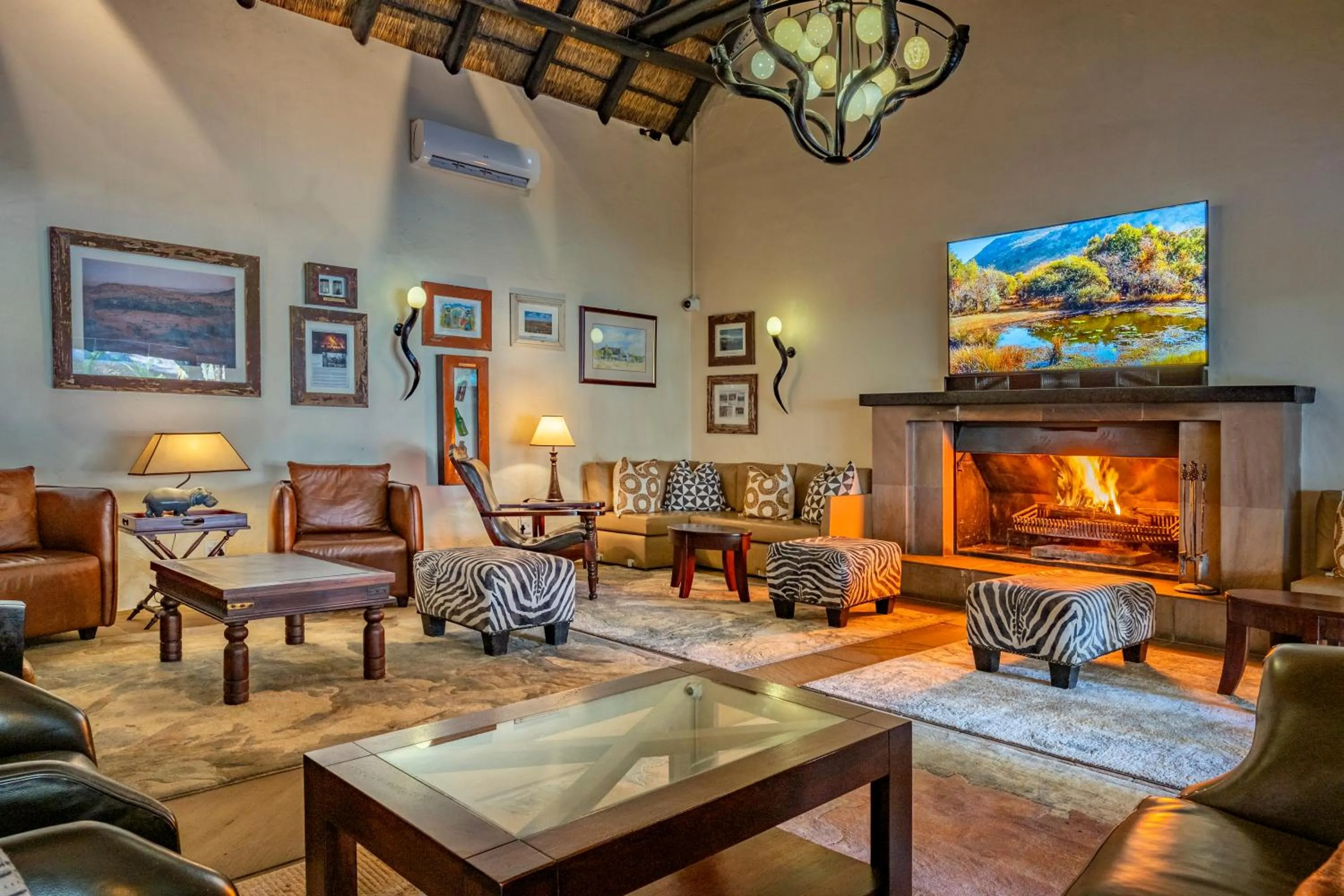 Lounge or bar in Kwa Maritane Lodge