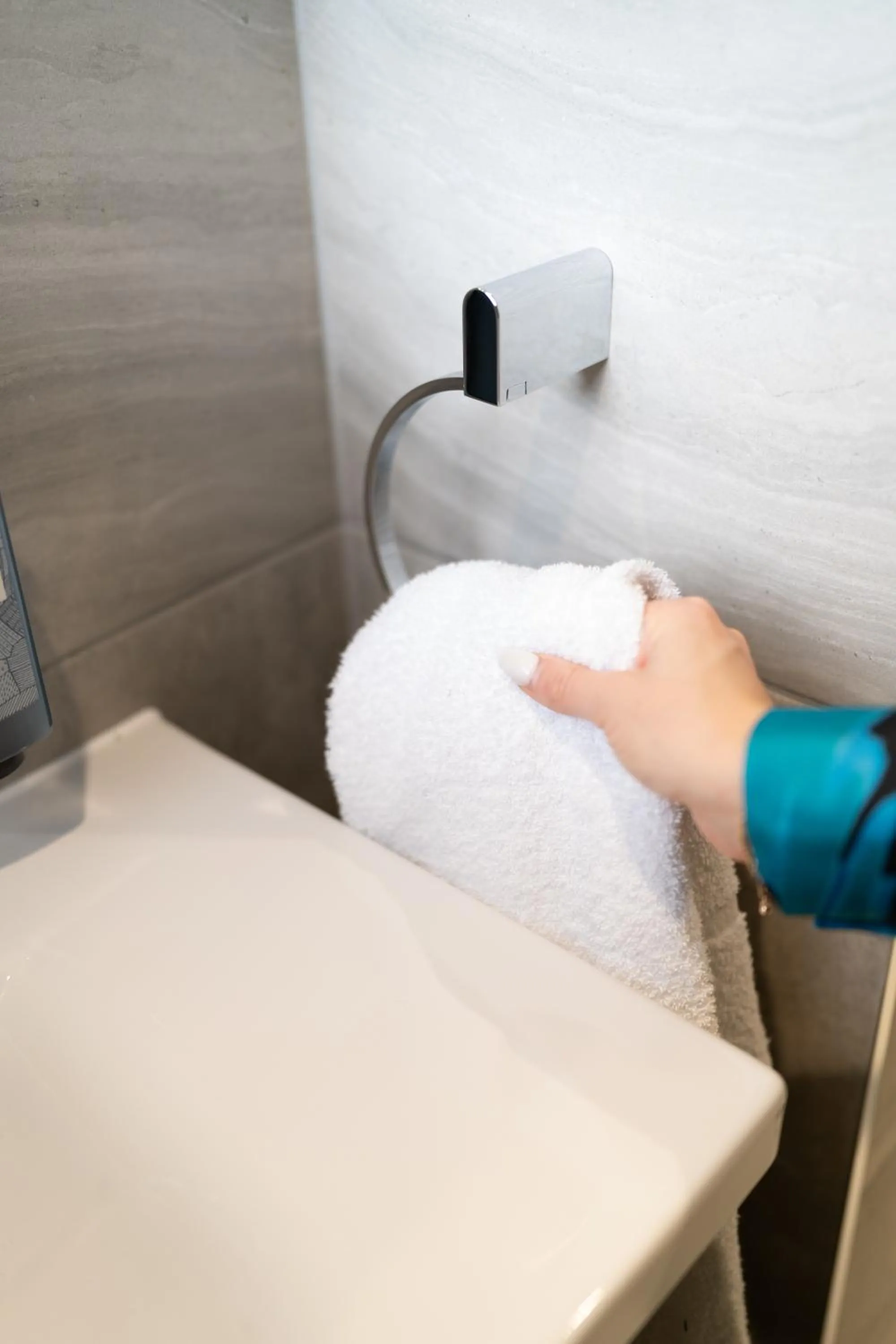 Bathroom, Bed in Clayton Hotel Cardiff