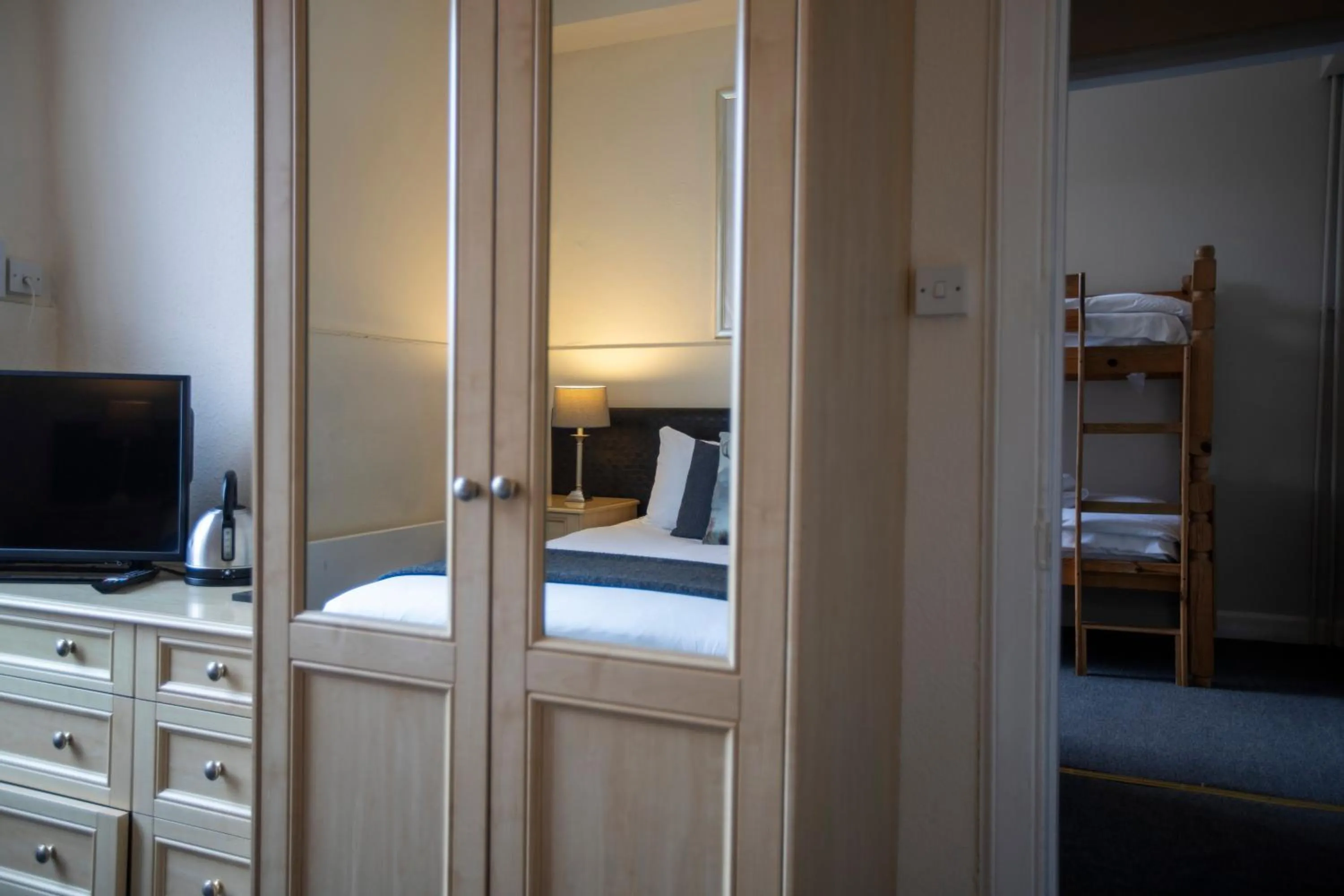 Bedroom, Bed in McKays Hotel