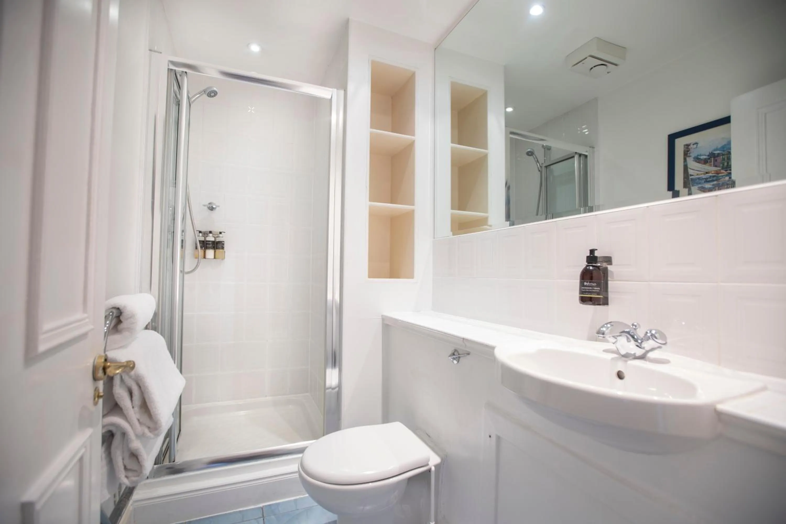 Bathroom in McKays Hotel