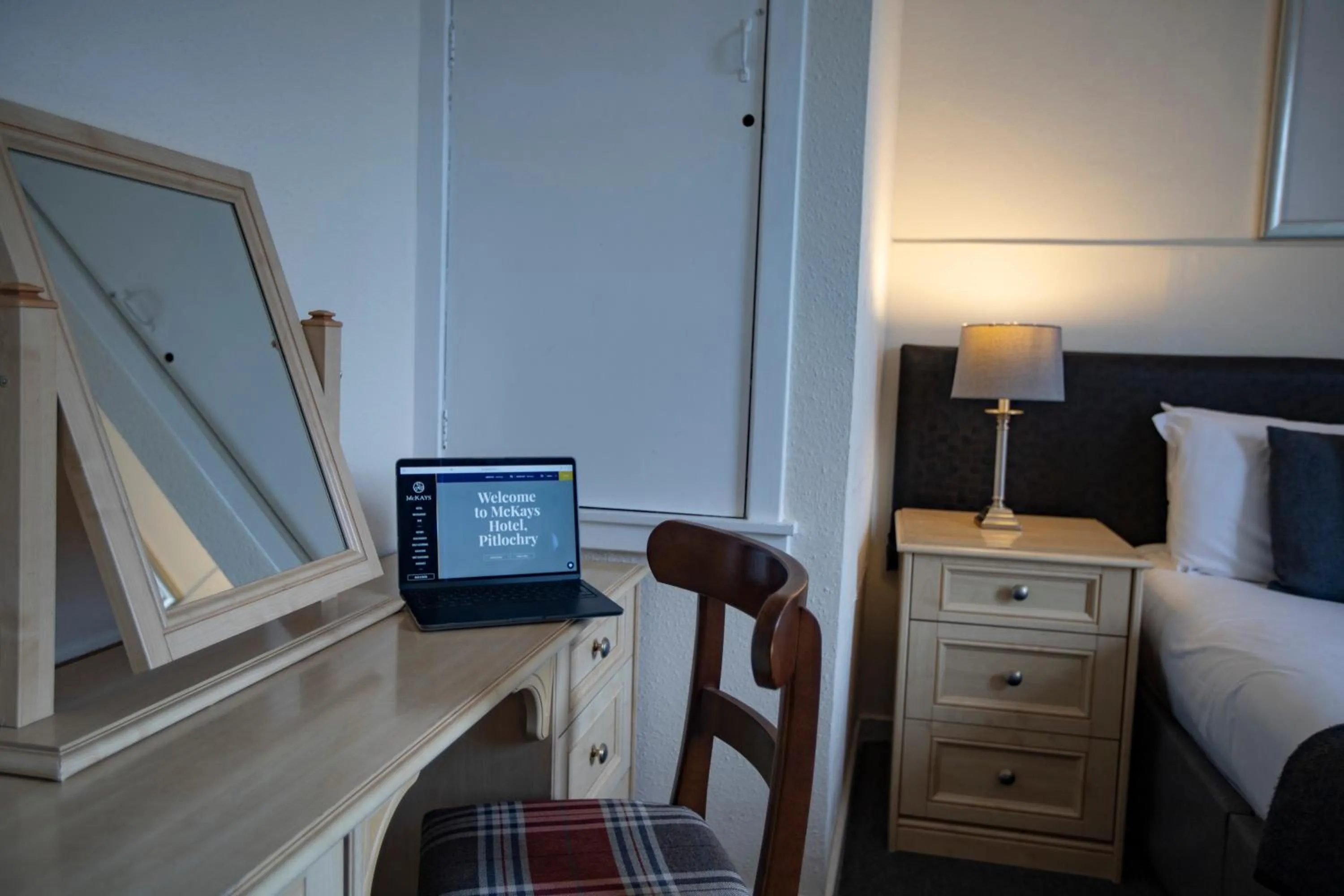 Bedroom, Bed in McKays Hotel