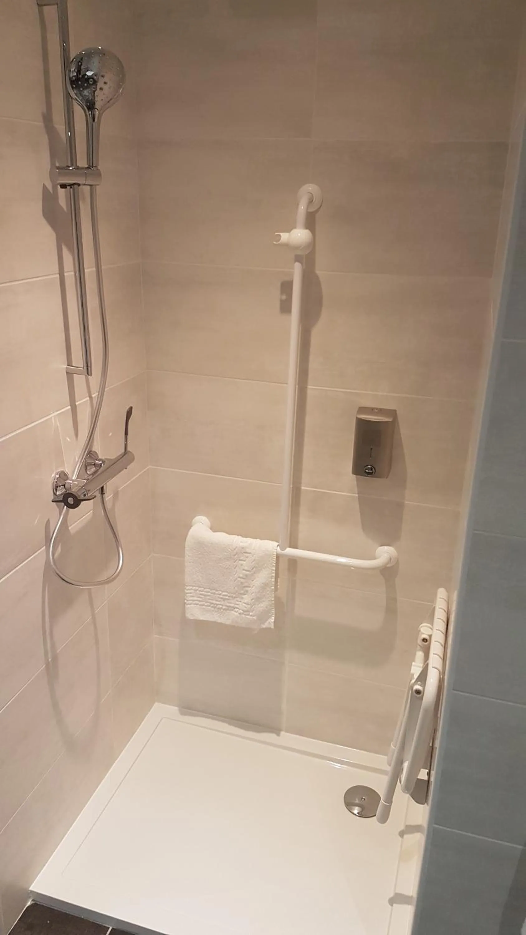 Bathroom in Logis Hotel Yseria - Historical Center