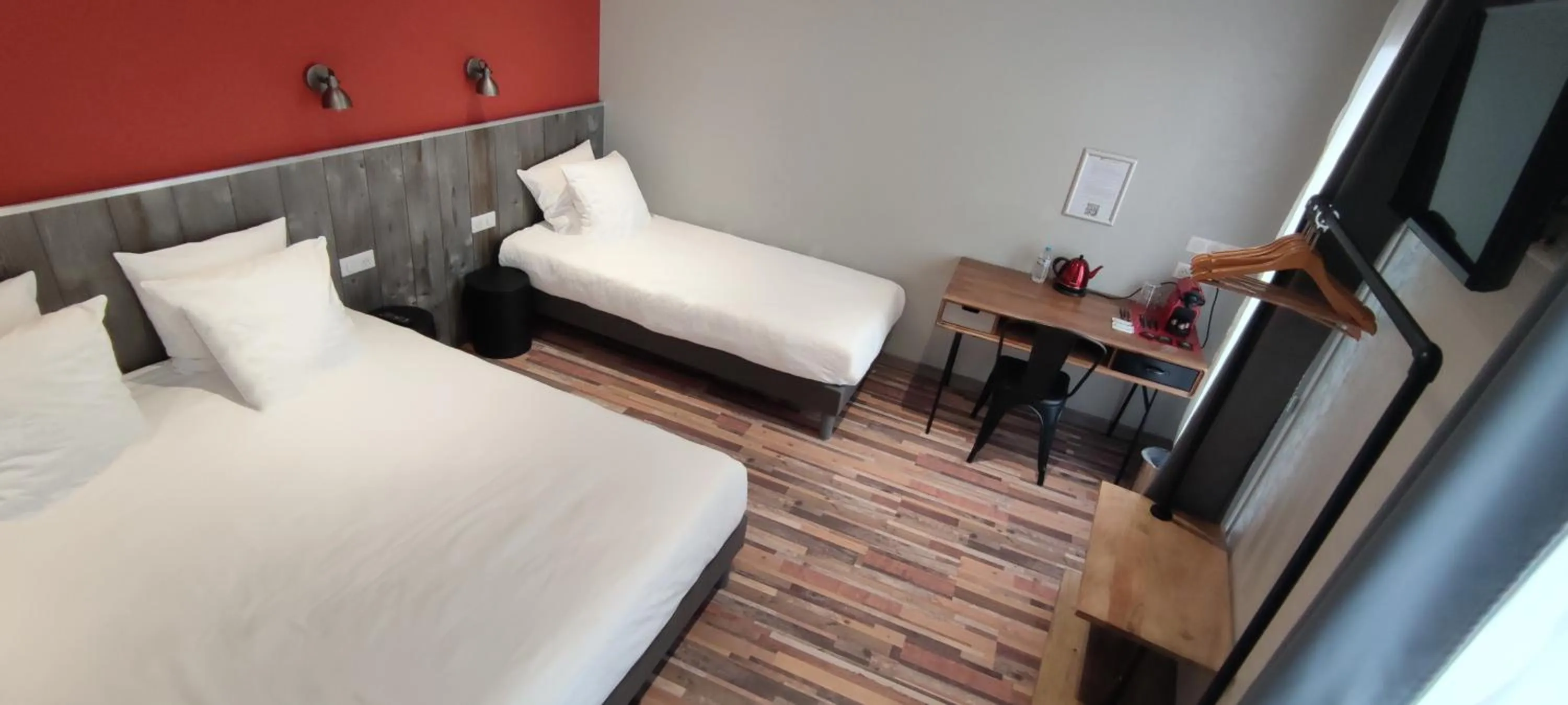 Photo of the whole room, Bed in Logis Hotel Yseria - Historical Center