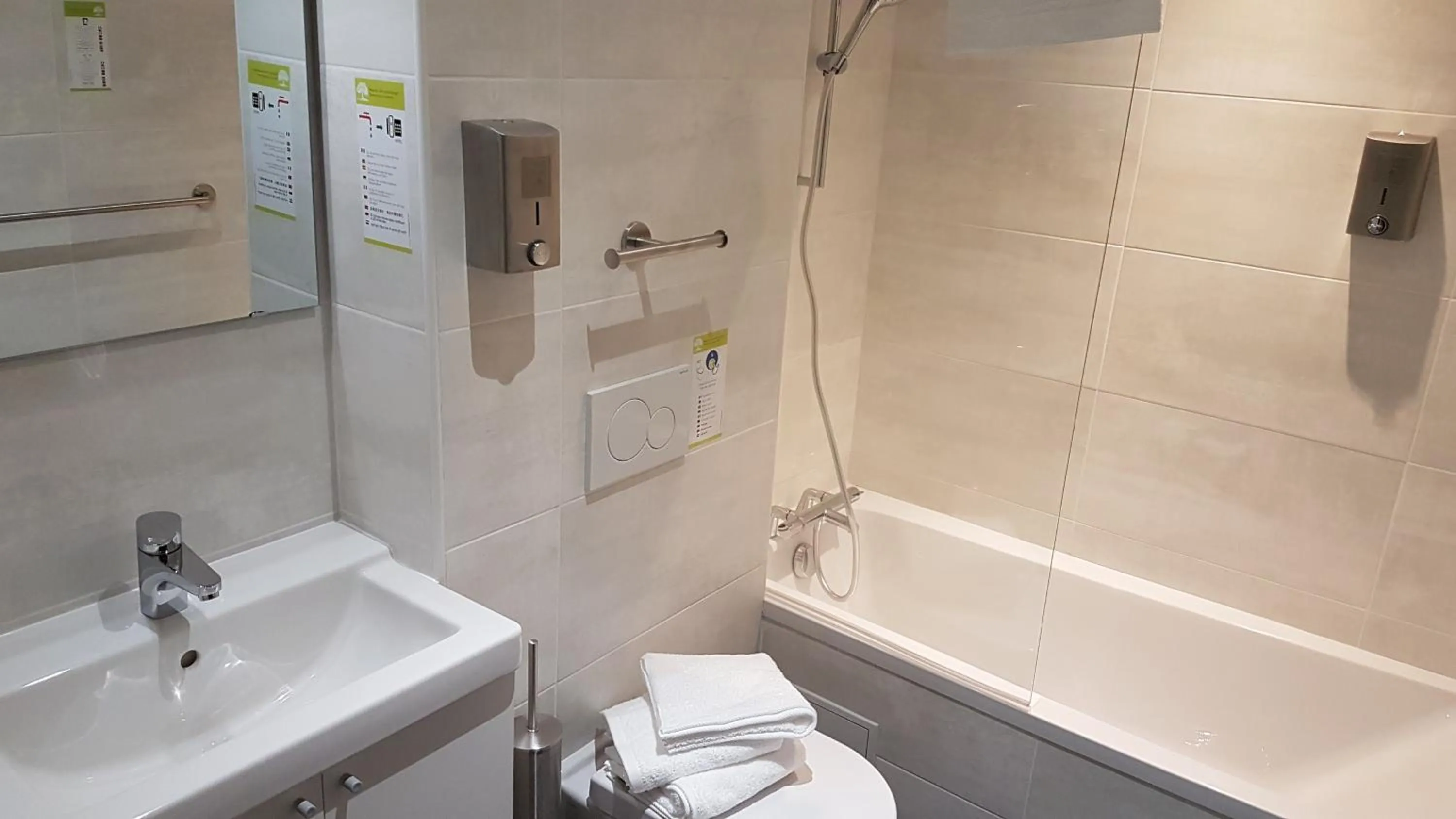 Bathroom in Logis Hotel Yseria - Historical Center