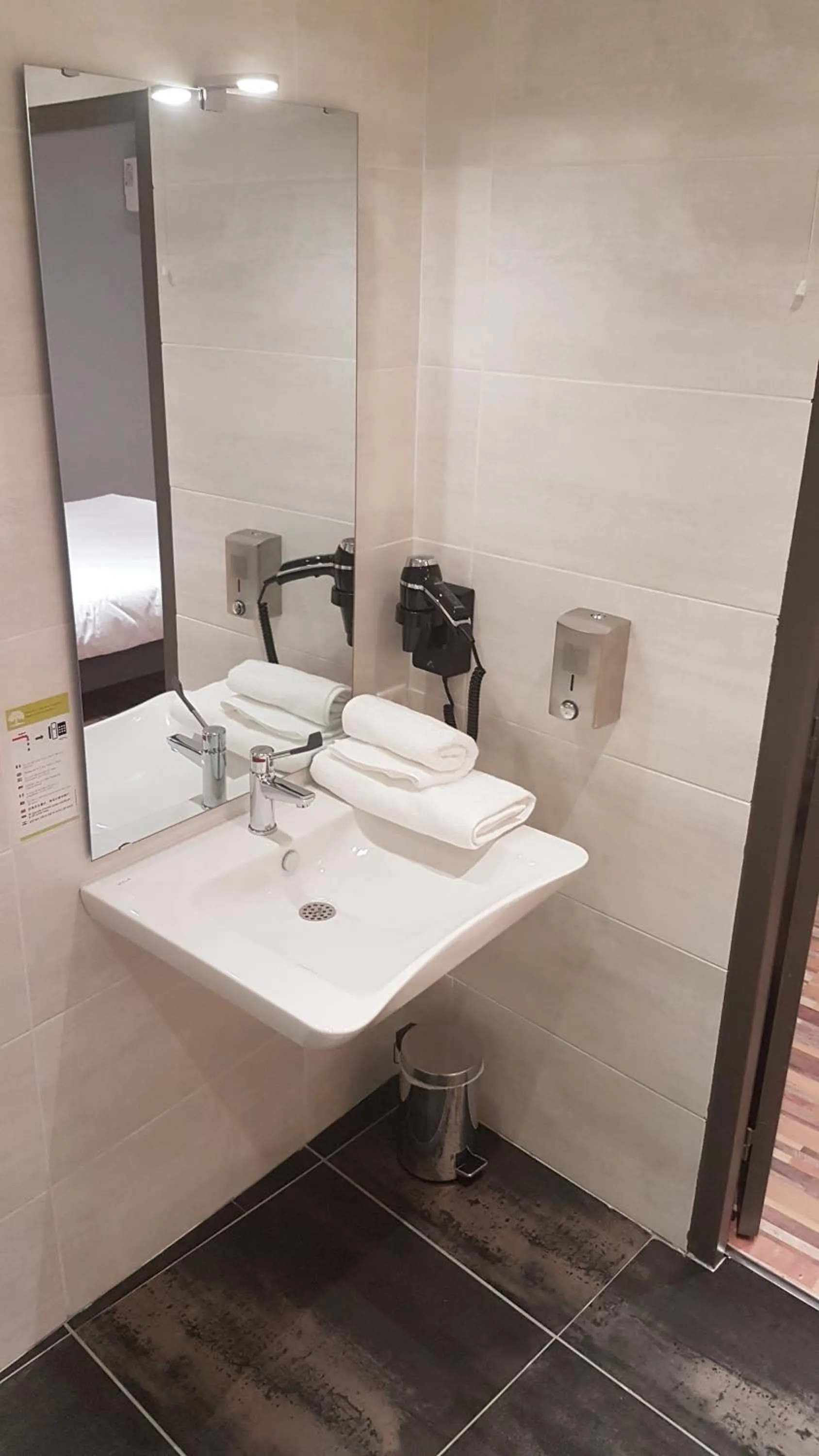 Bathroom in Logis Hotel Yseria - Historical Center