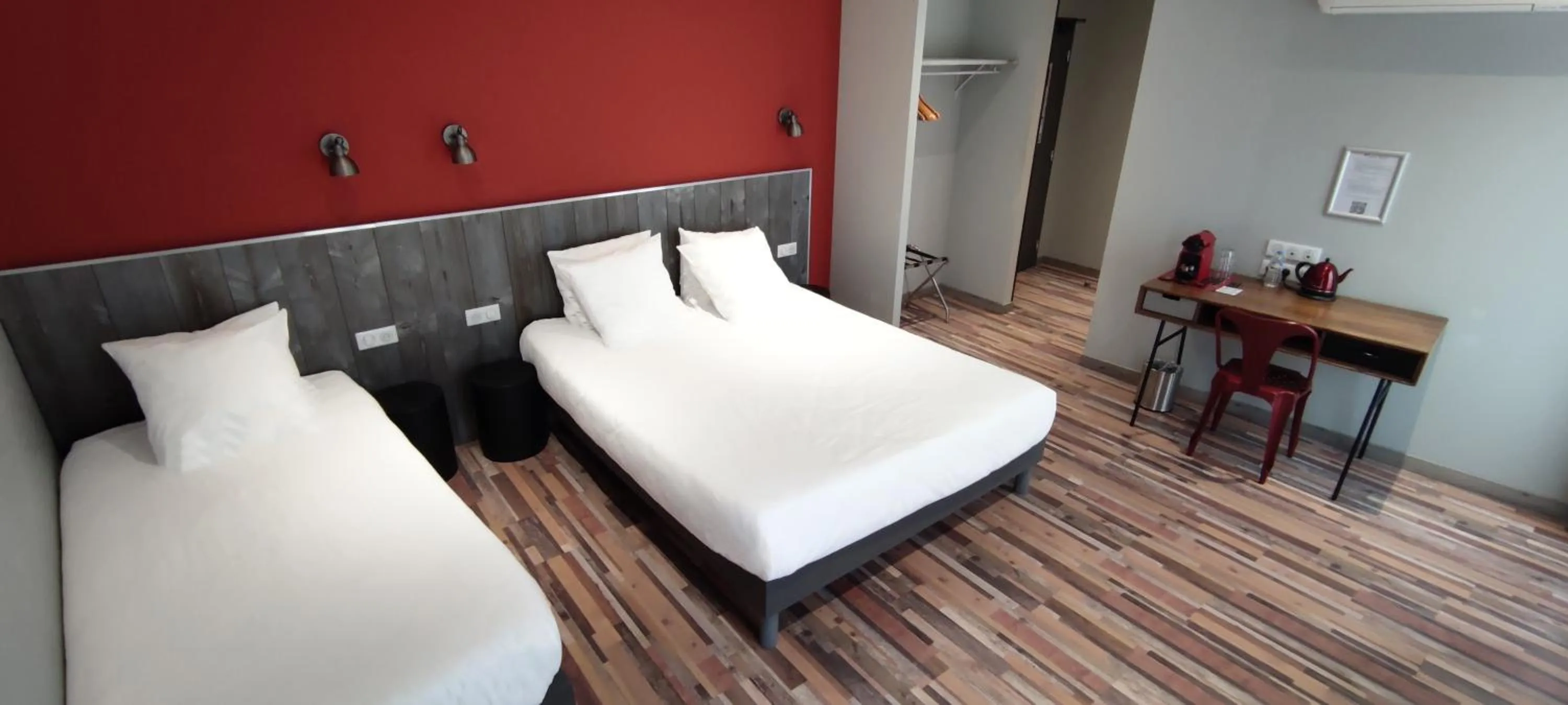 Photo of the whole room, Bed in Logis Hotel Yseria - Historical Center