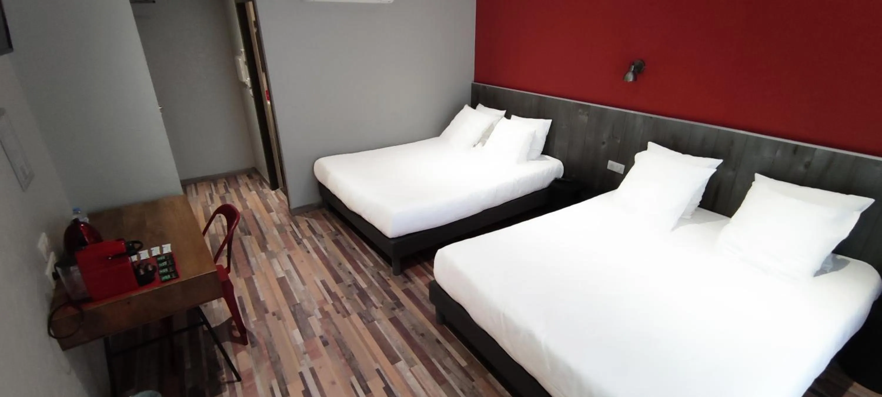 Bed in Logis Hotel Yseria - Historical Center