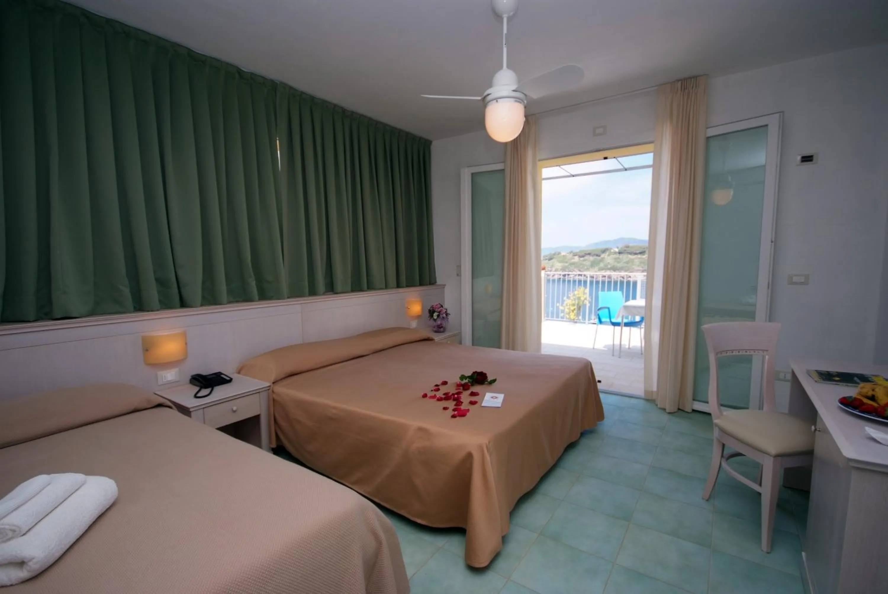 Day, Bed in Hotel Dino