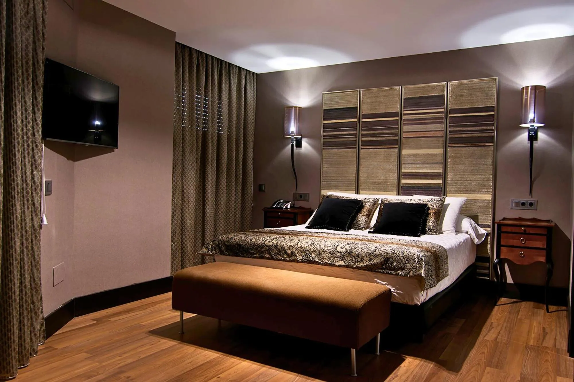 Bedroom, Bed in Hotel Condestable Iranzo