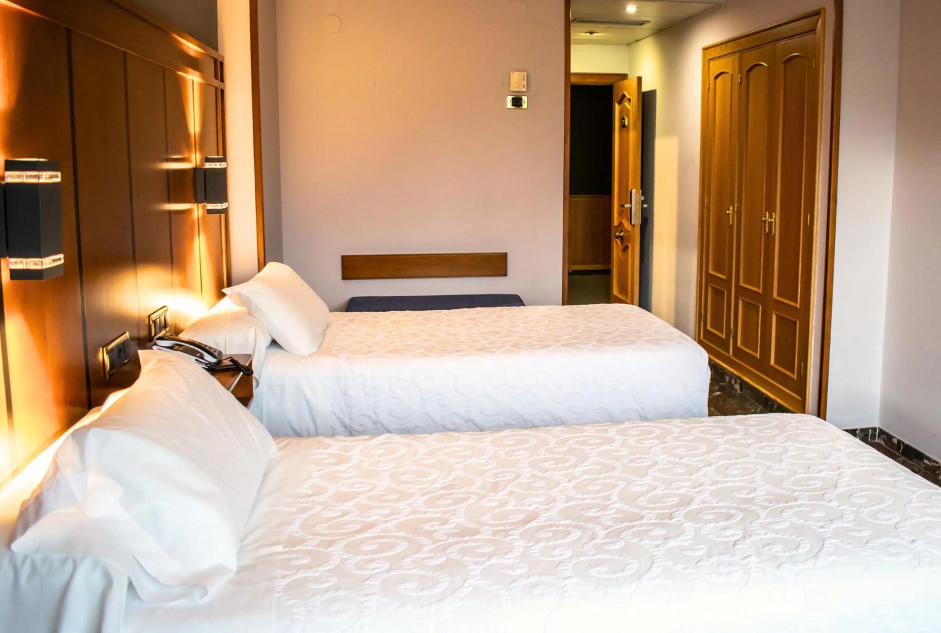 Bedroom, Bed in Hotel Condestable Iranzo