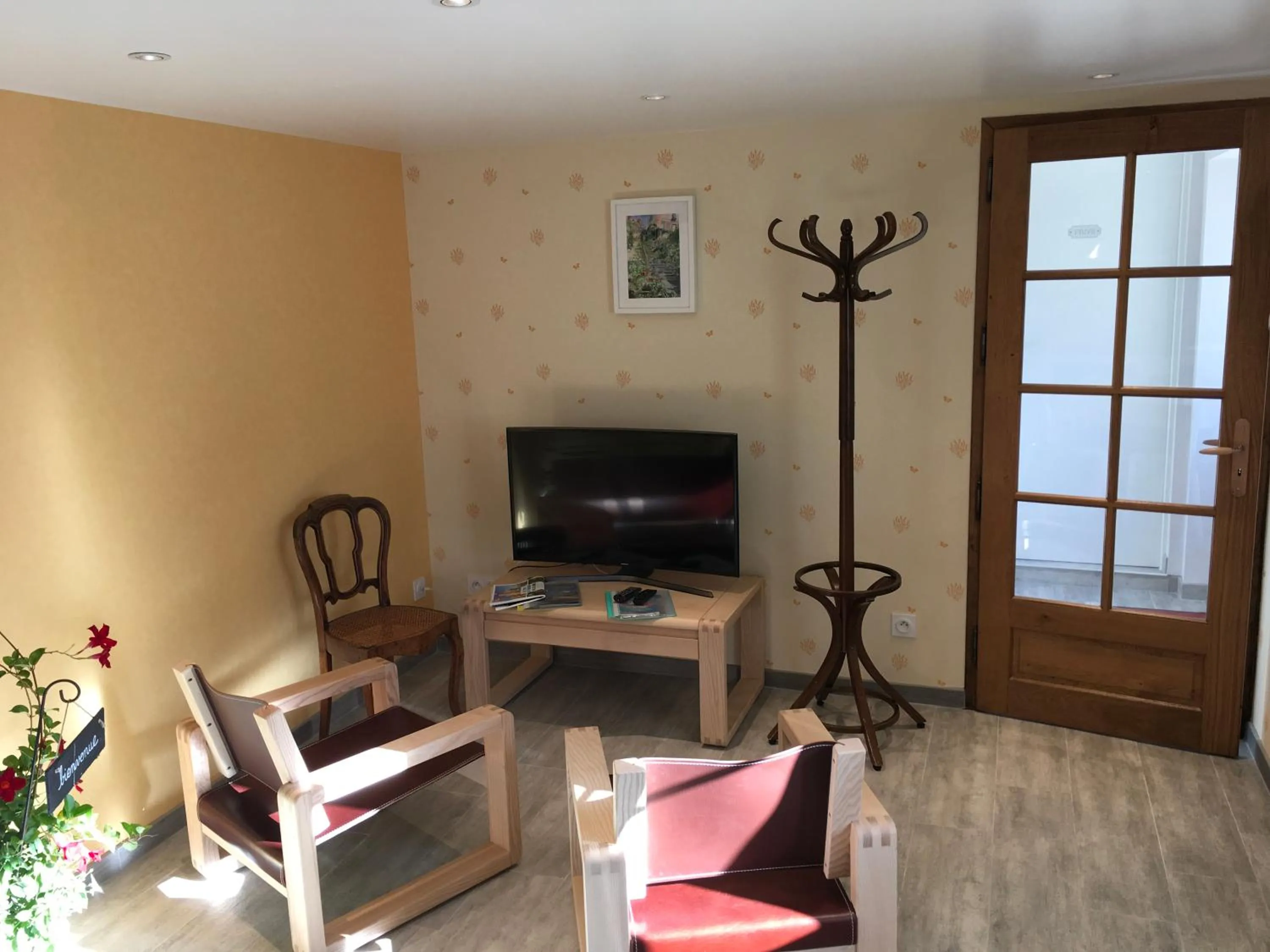 Communal lounge/ TV room in Manoir le Bout du Pont-Chambres d'Hôtes