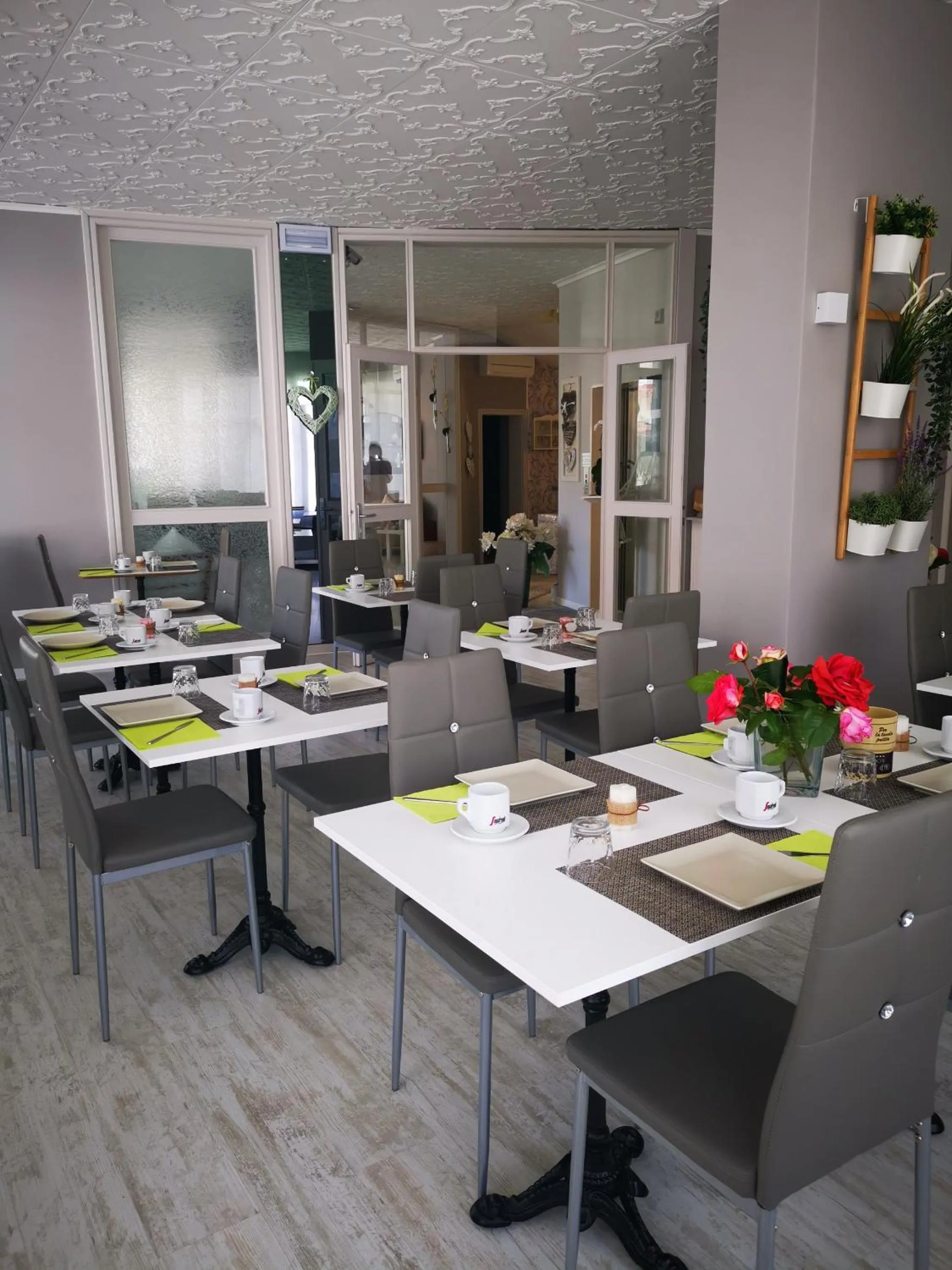 Restaurant/places to eat in Hotel My Fair