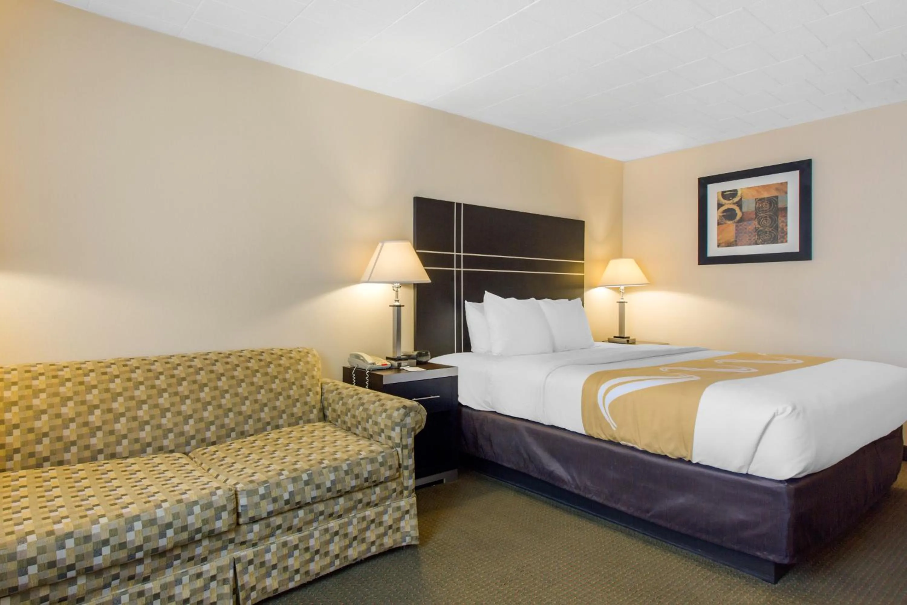 Bed in Quality Inn Ledgewood - Dover