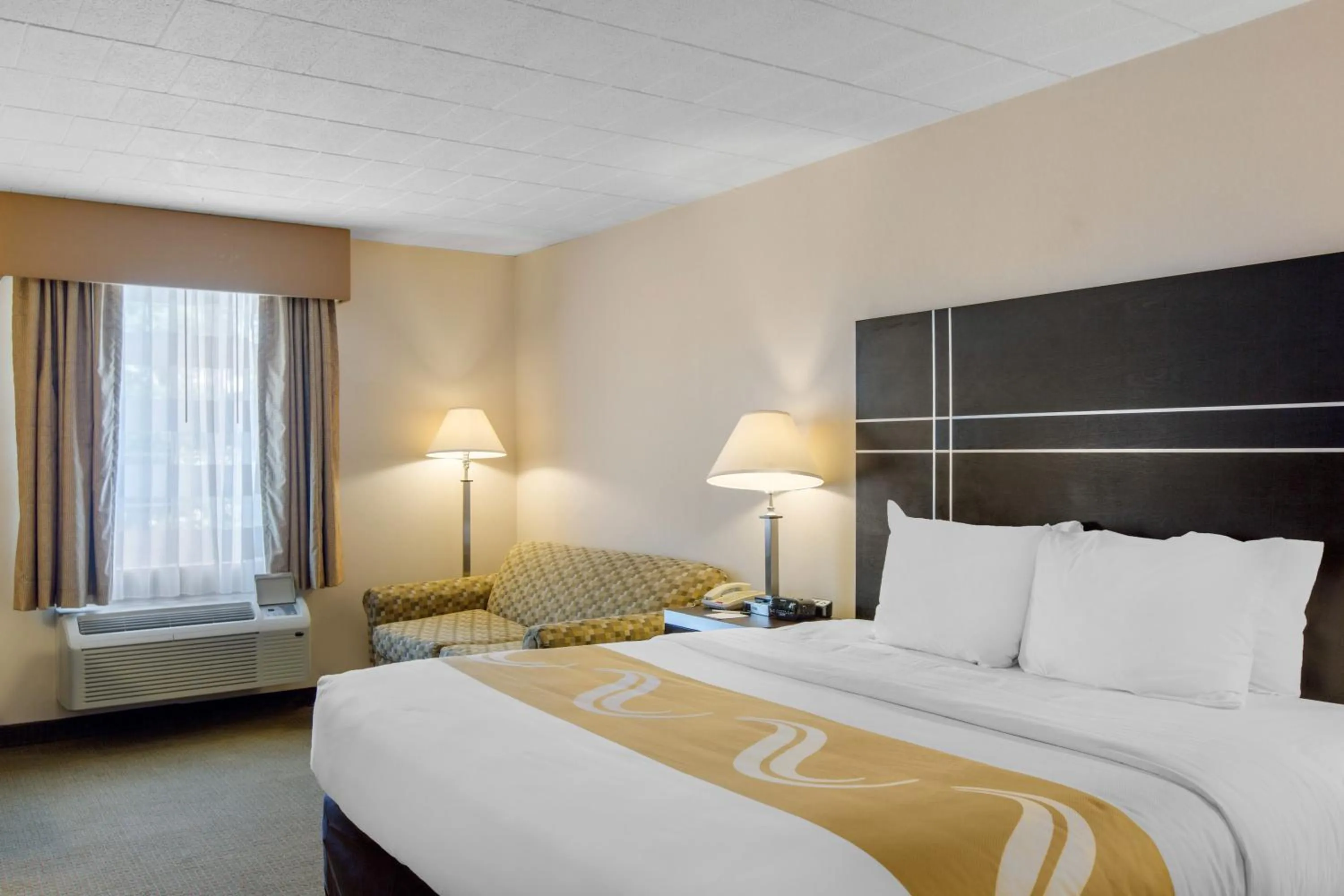 Bed in Quality Inn Ledgewood - Dover