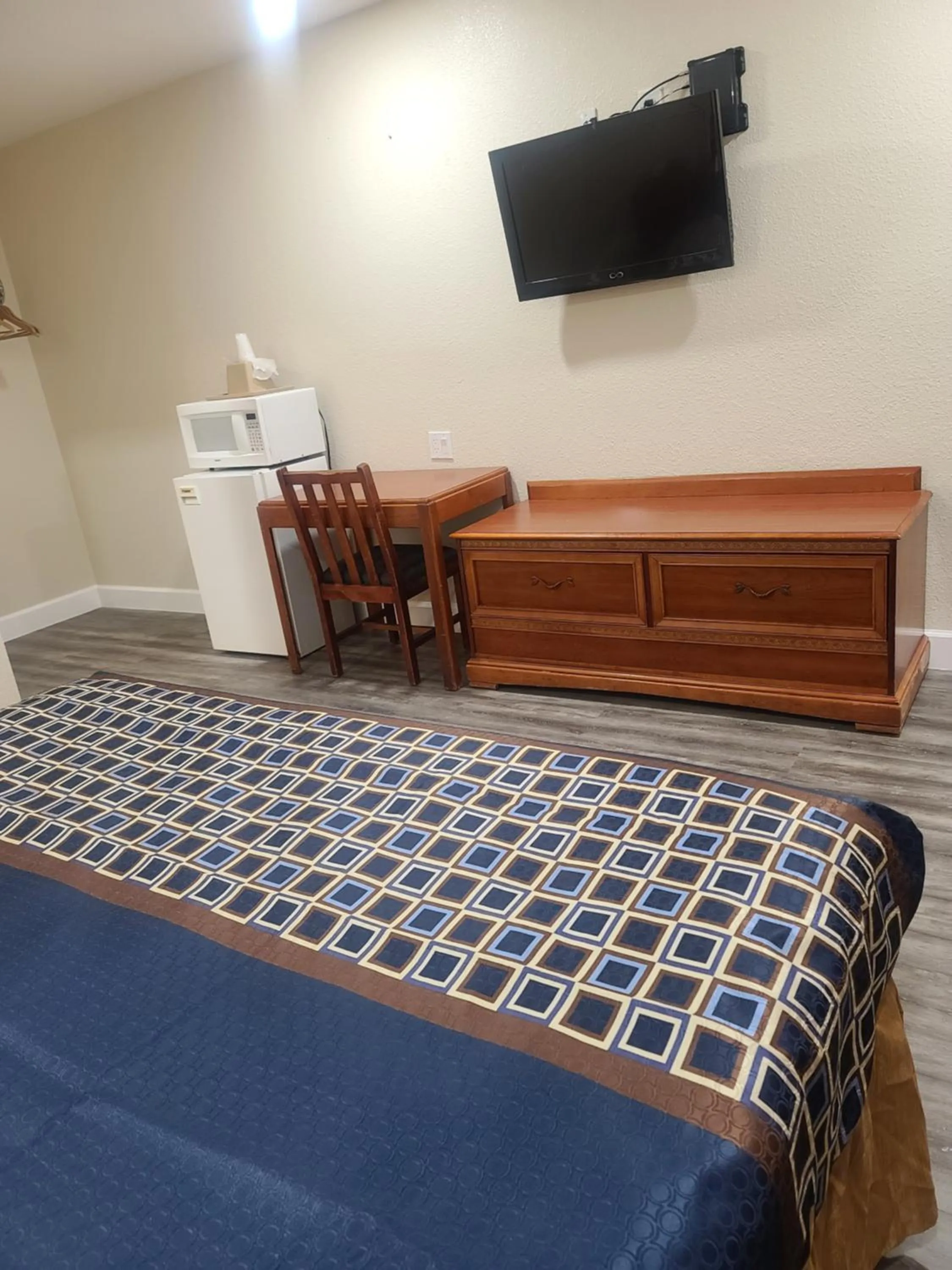 Bed in Majestic Inn & Suites