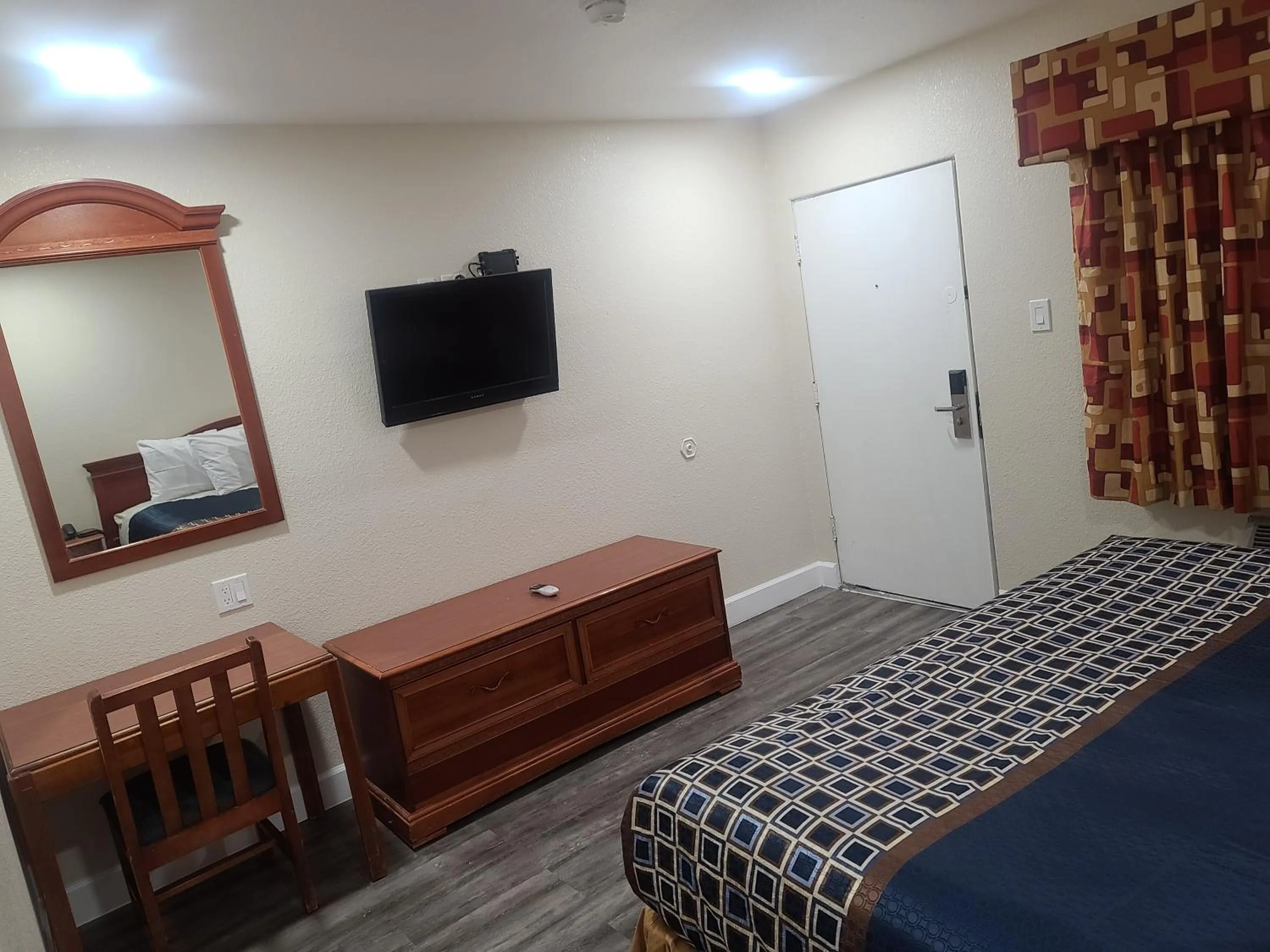 Bed in Majestic Inn & Suites