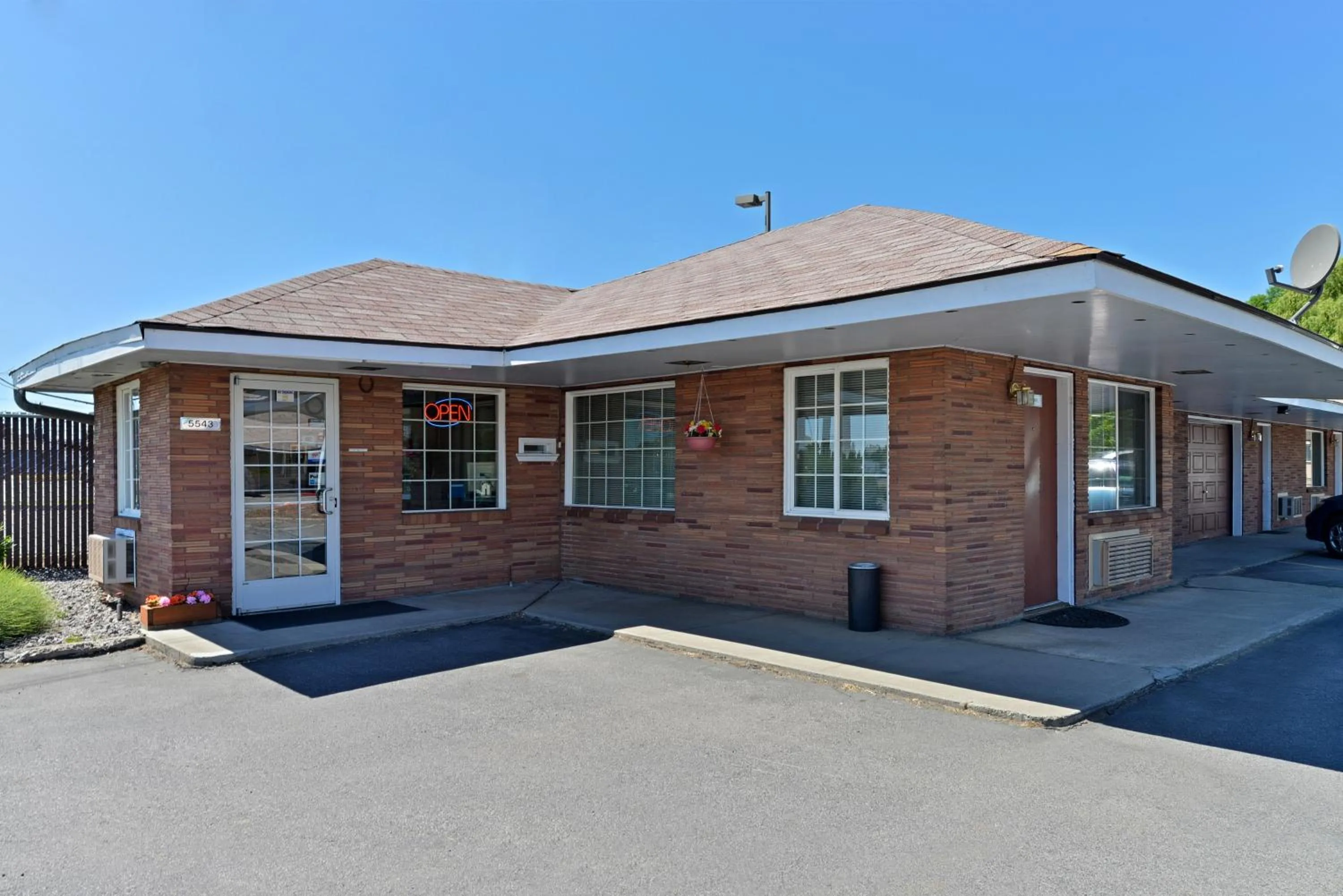 Facade/entrance in Majestic Inn & Suites