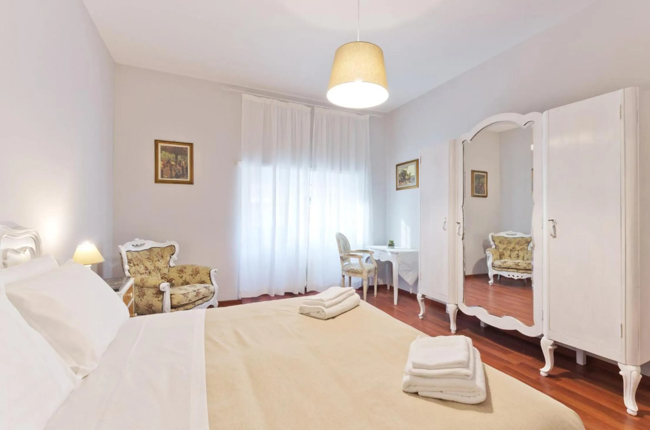 Photo of the whole room, Bed in Liberty Trastevere B&B