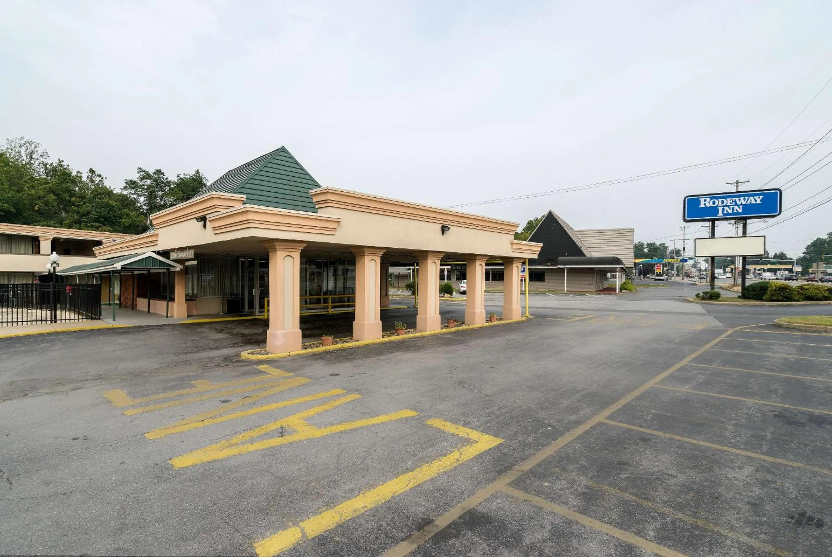 Property building in Rodeway Inn Newark