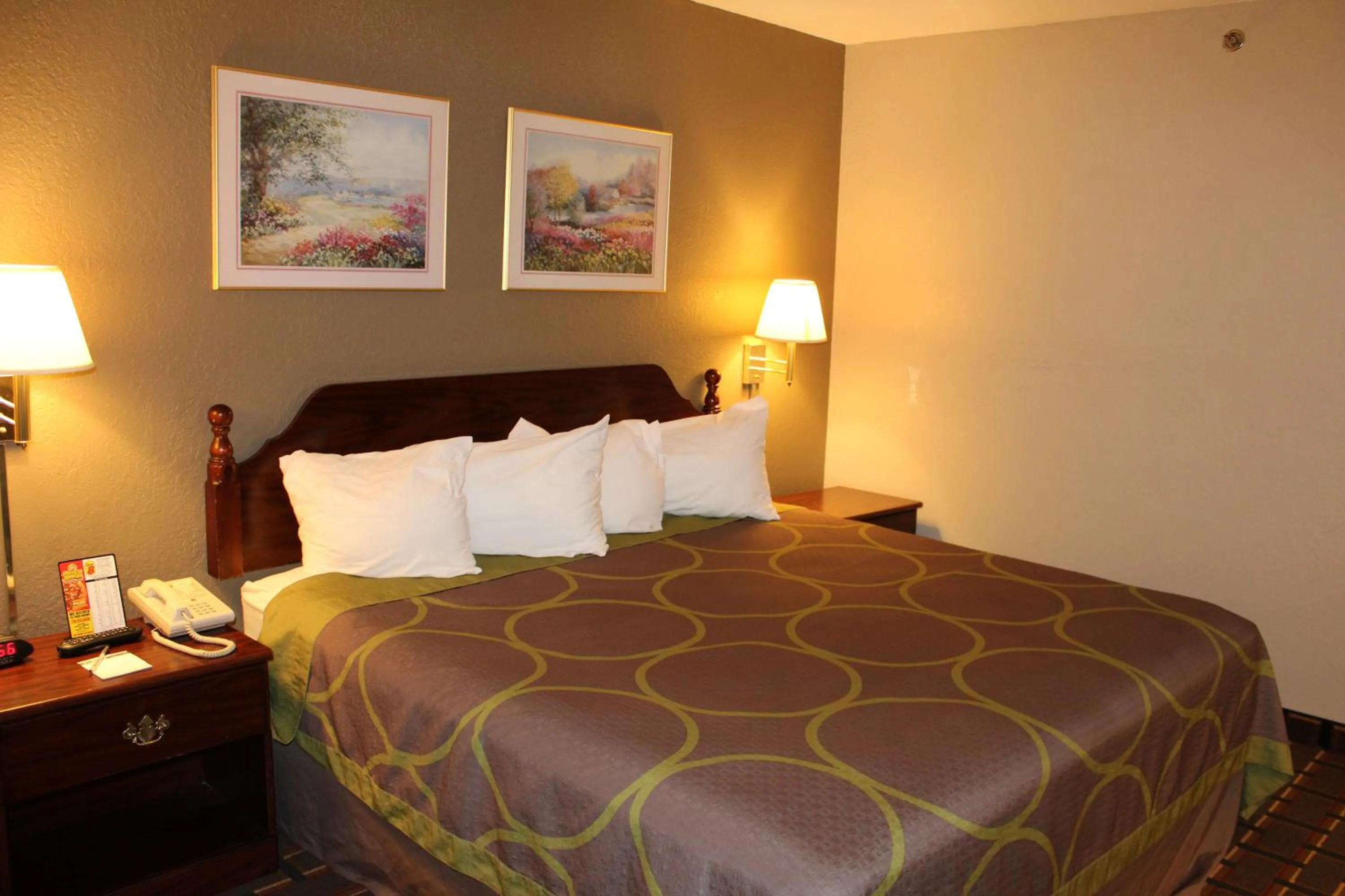 Bedroom, Bed in Super 8 by Wyndham Valparaiso