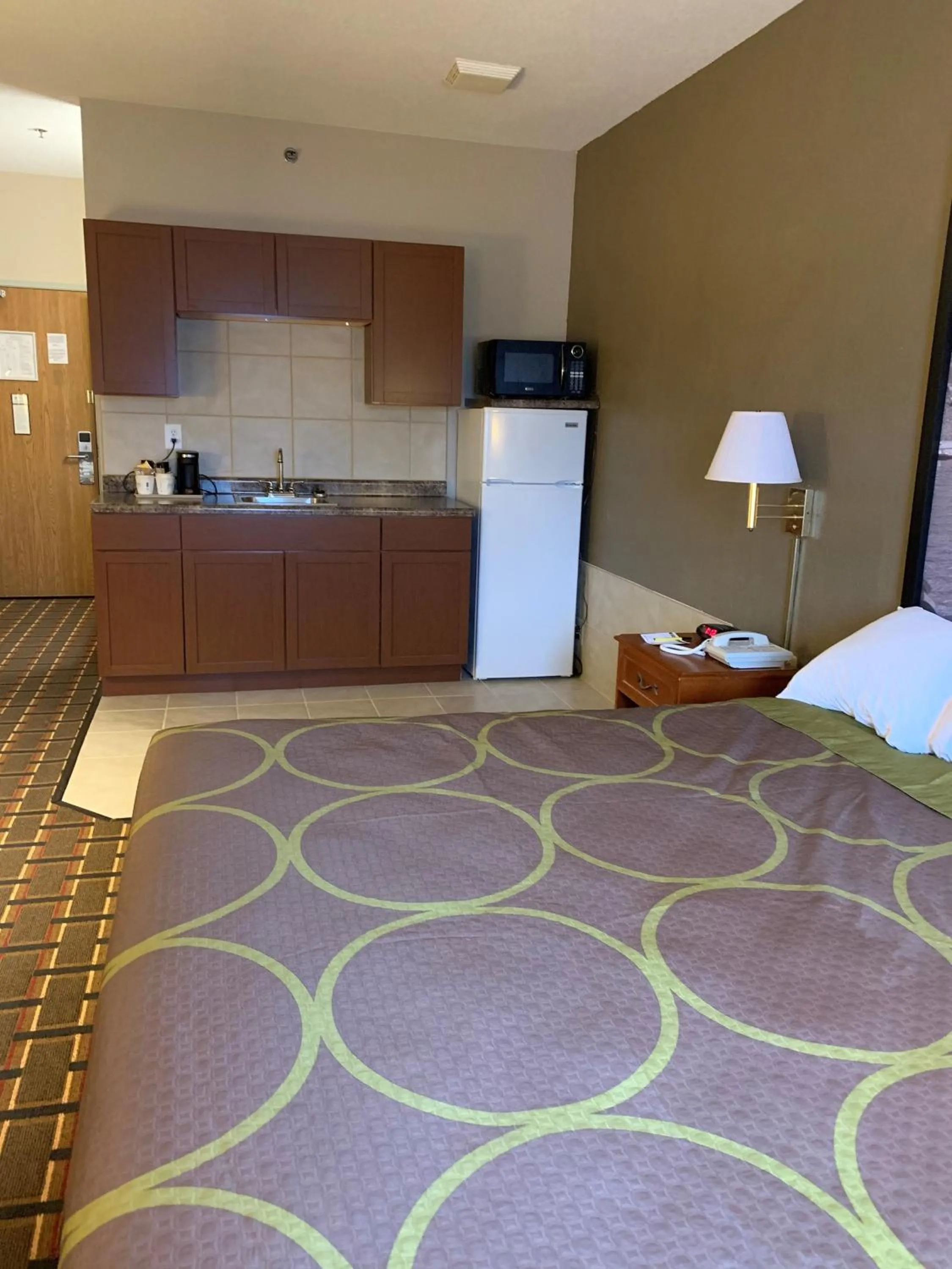 Kitchen or kitchenette, Bed in Super 8 by Wyndham Valparaiso