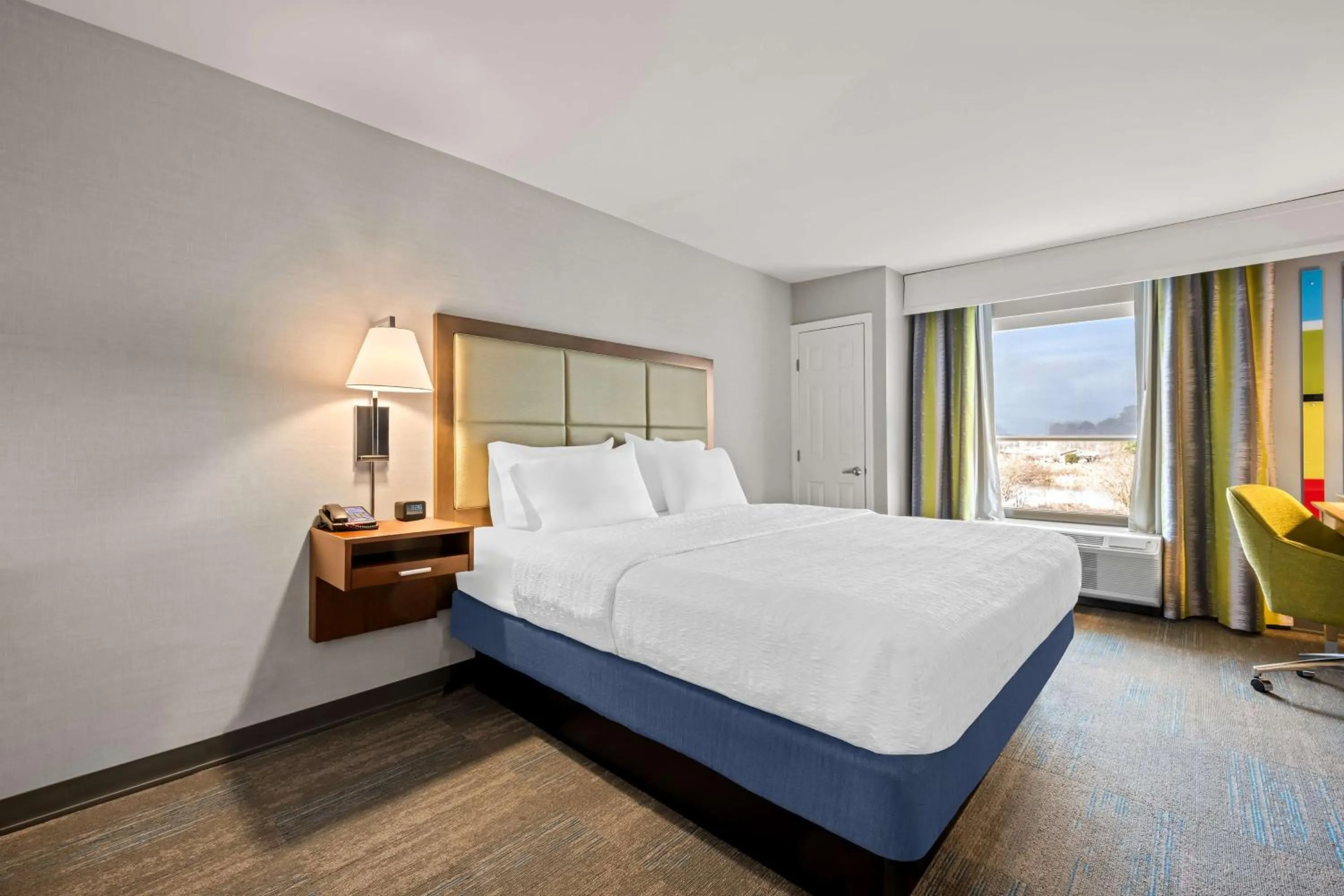 Bed in Hampton Inn & Suites Wilson I-95