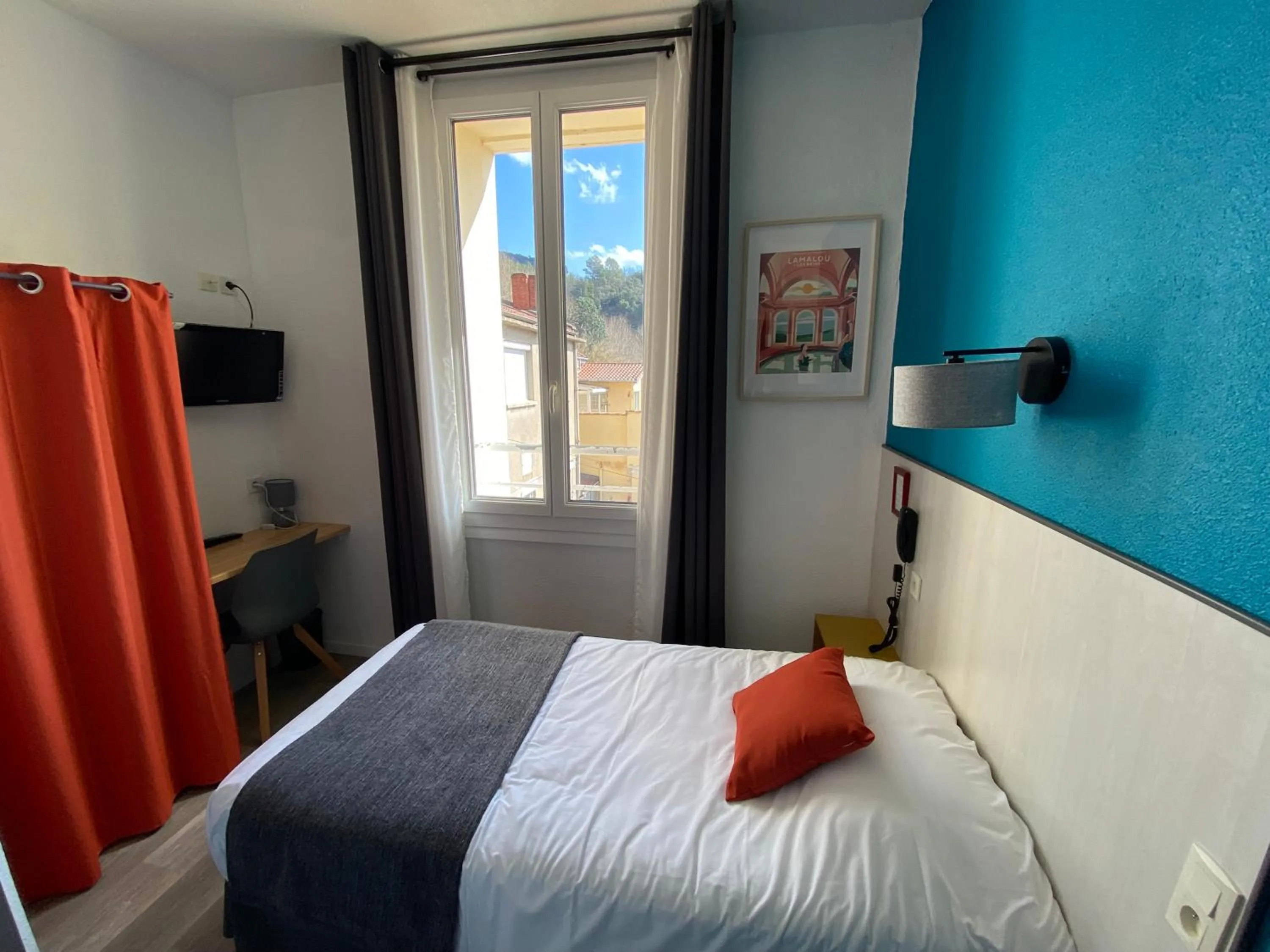 Photo of the whole room, Bed in REV HÔTEL