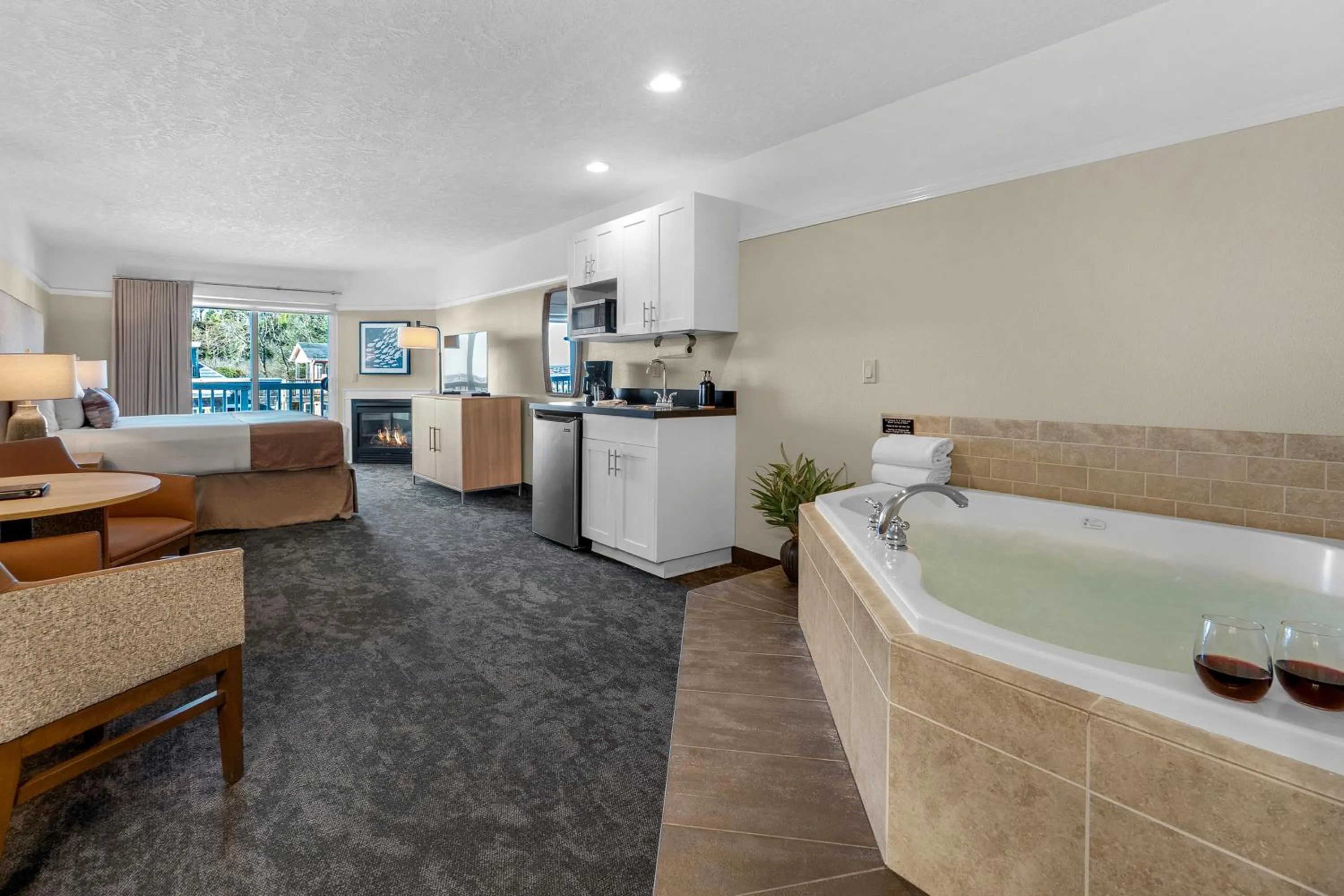 Hot Tub in Looking Glass Inn