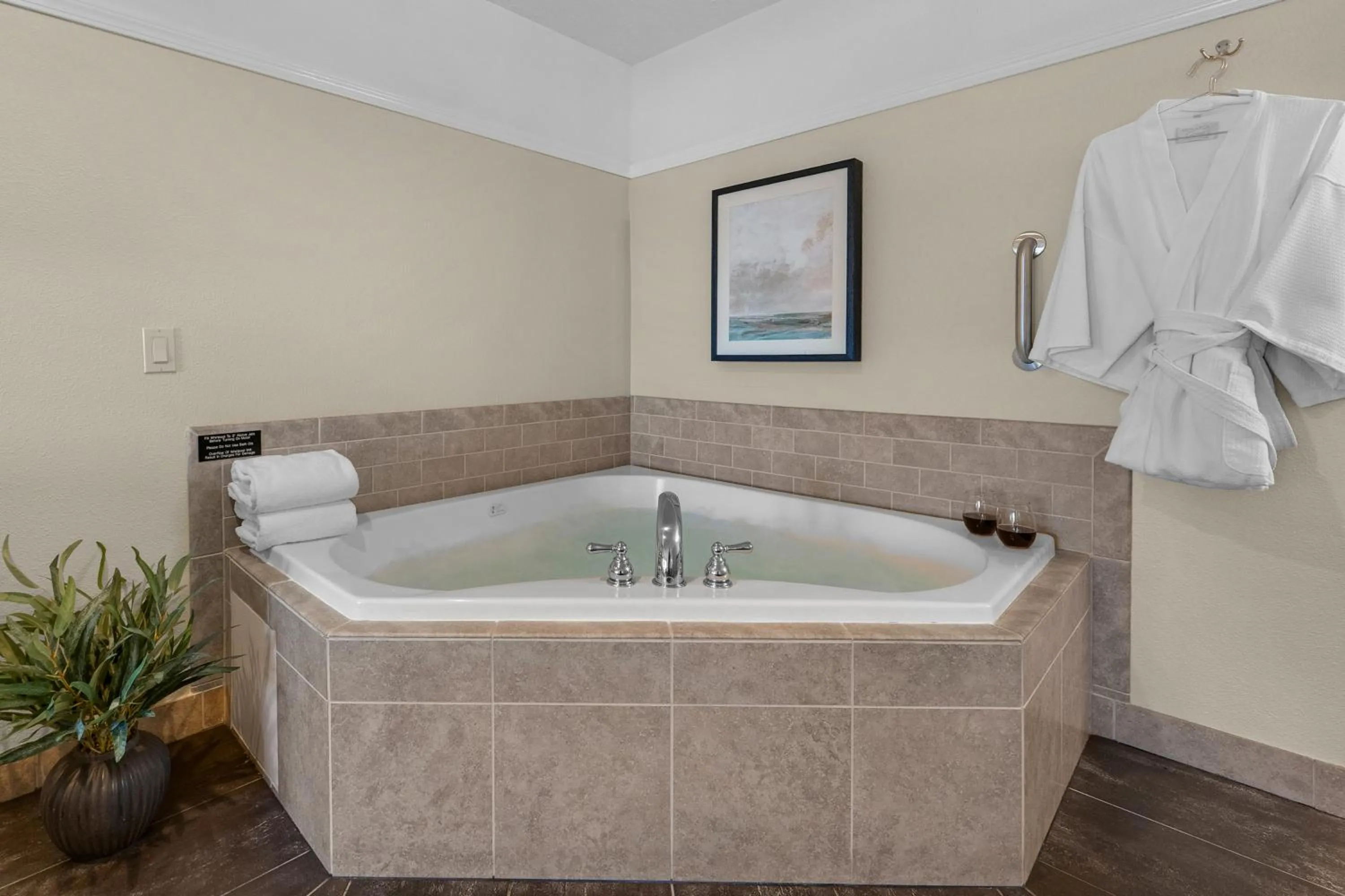 Hot Tub in Looking Glass Inn