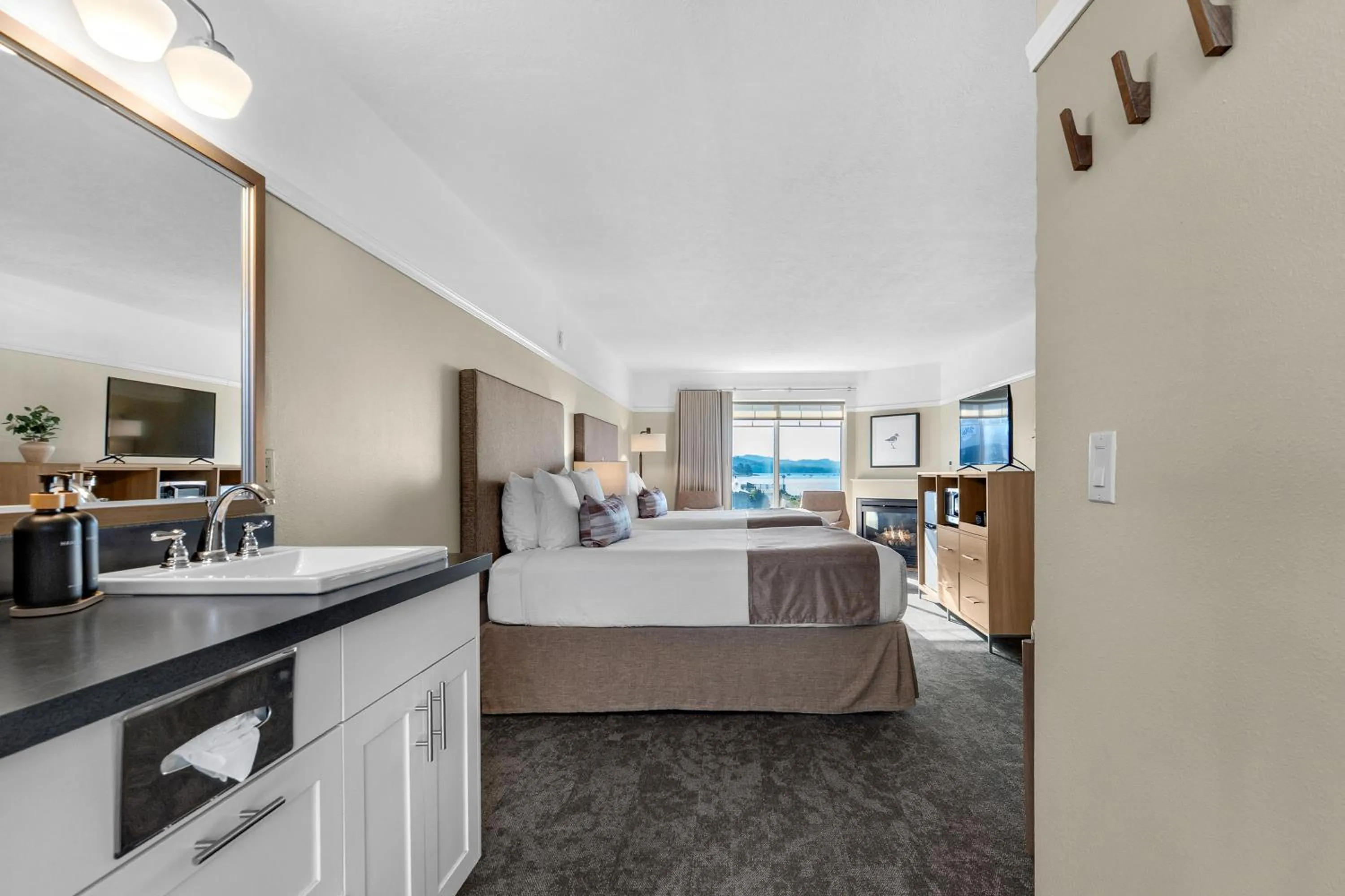 Photo of the whole room, Bed in Looking Glass Inn