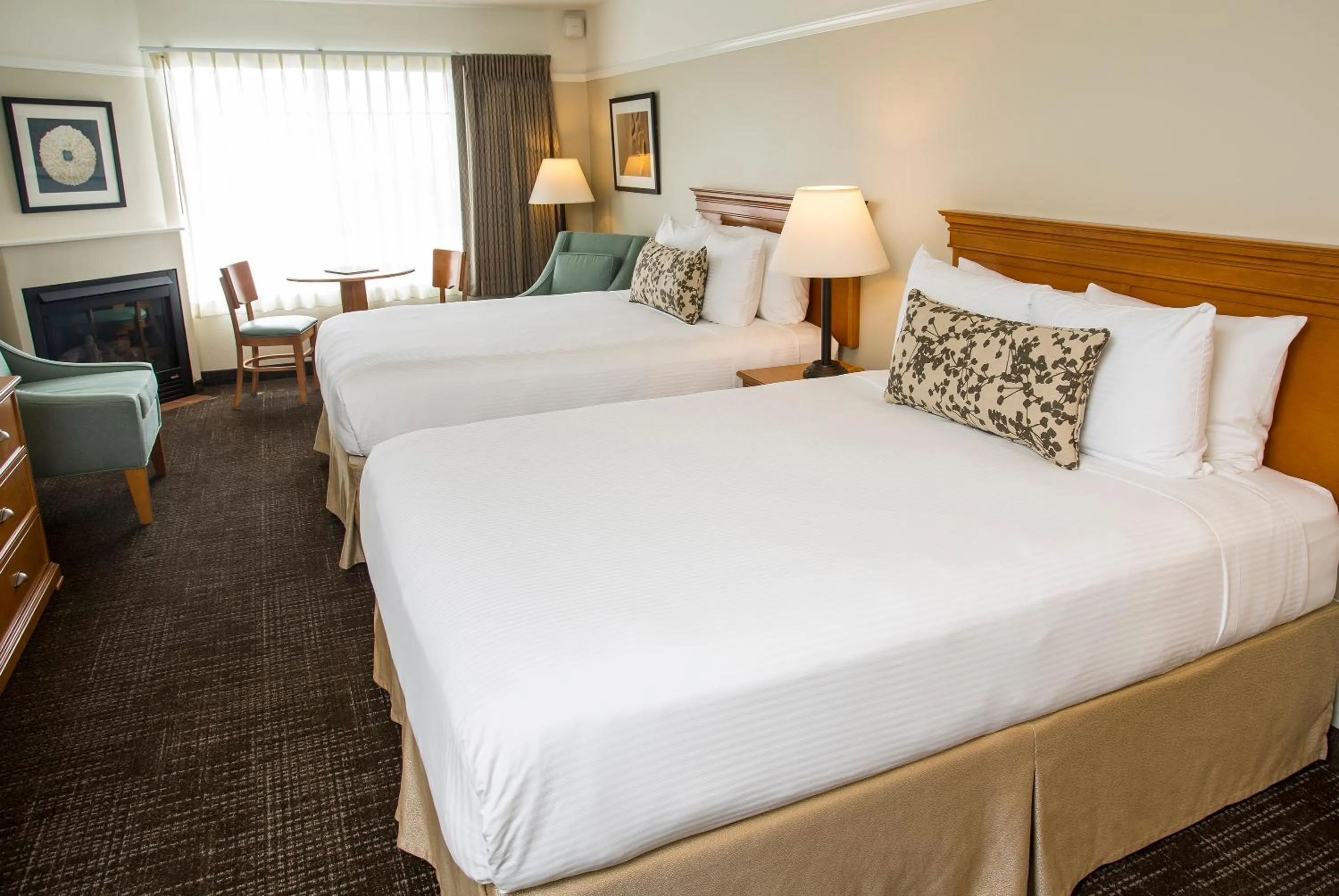 Photo of the whole room, Bed in Looking Glass Inn