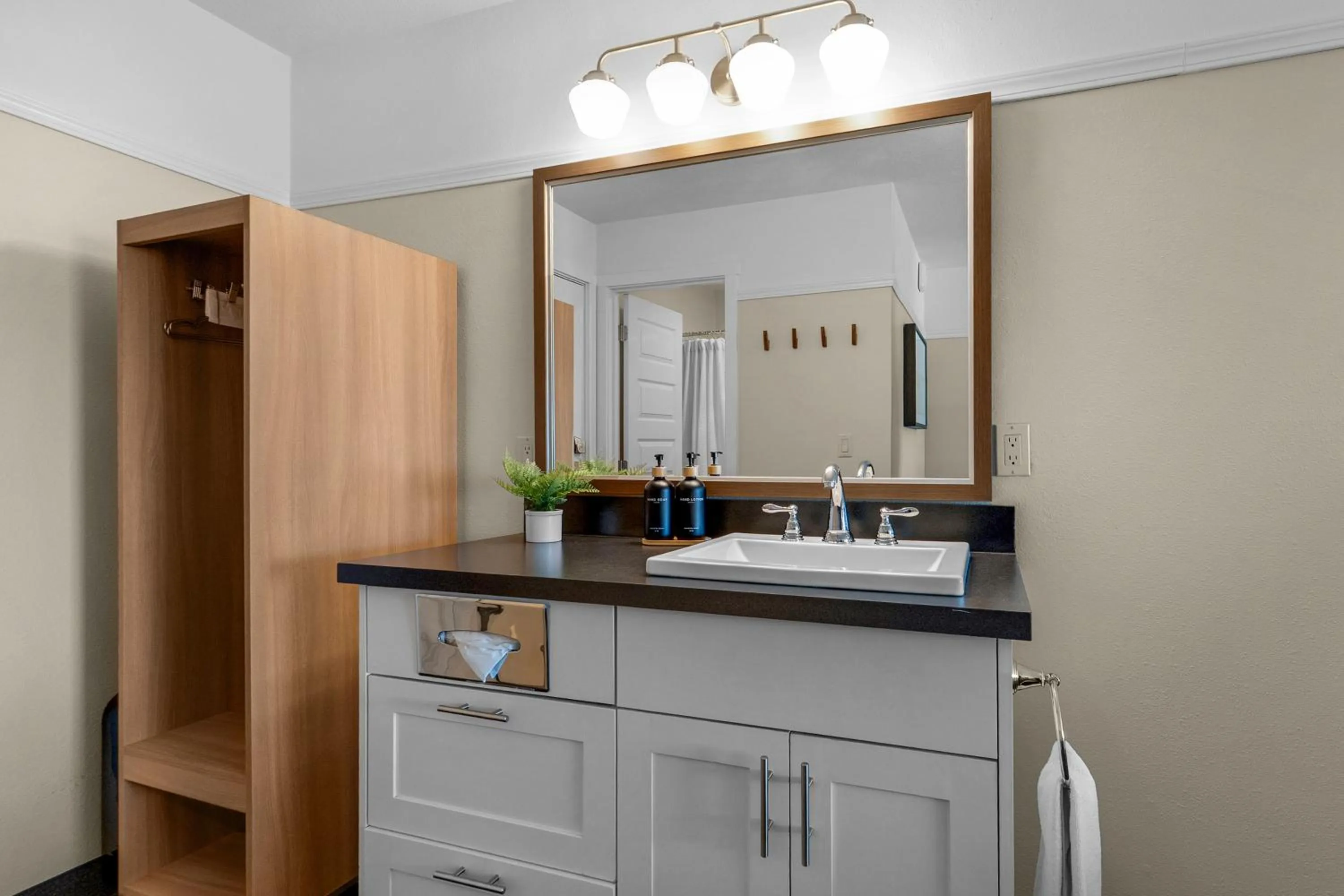 Bathroom in Looking Glass Inn