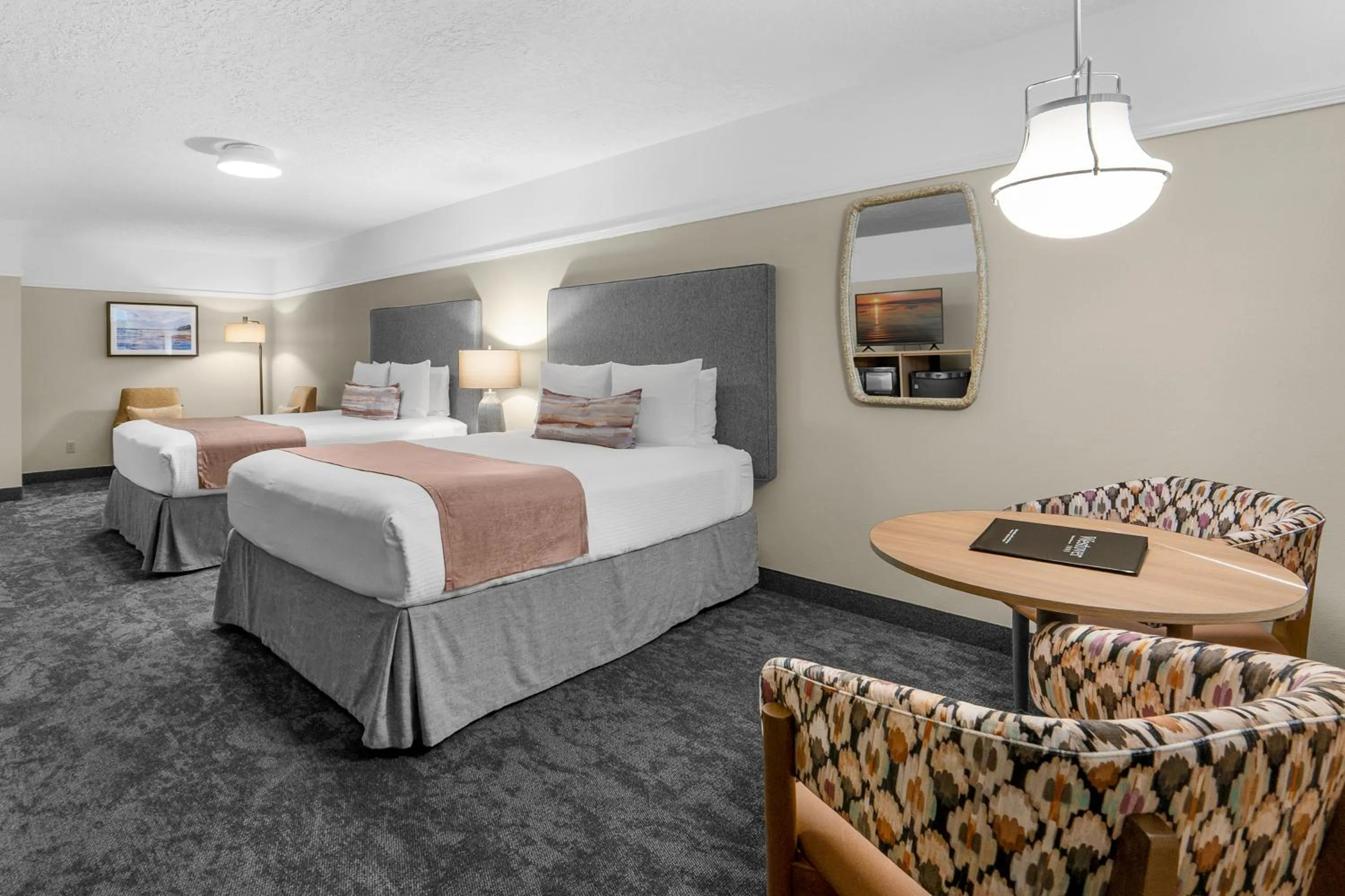 Photo of the whole room, Bed in Looking Glass Inn