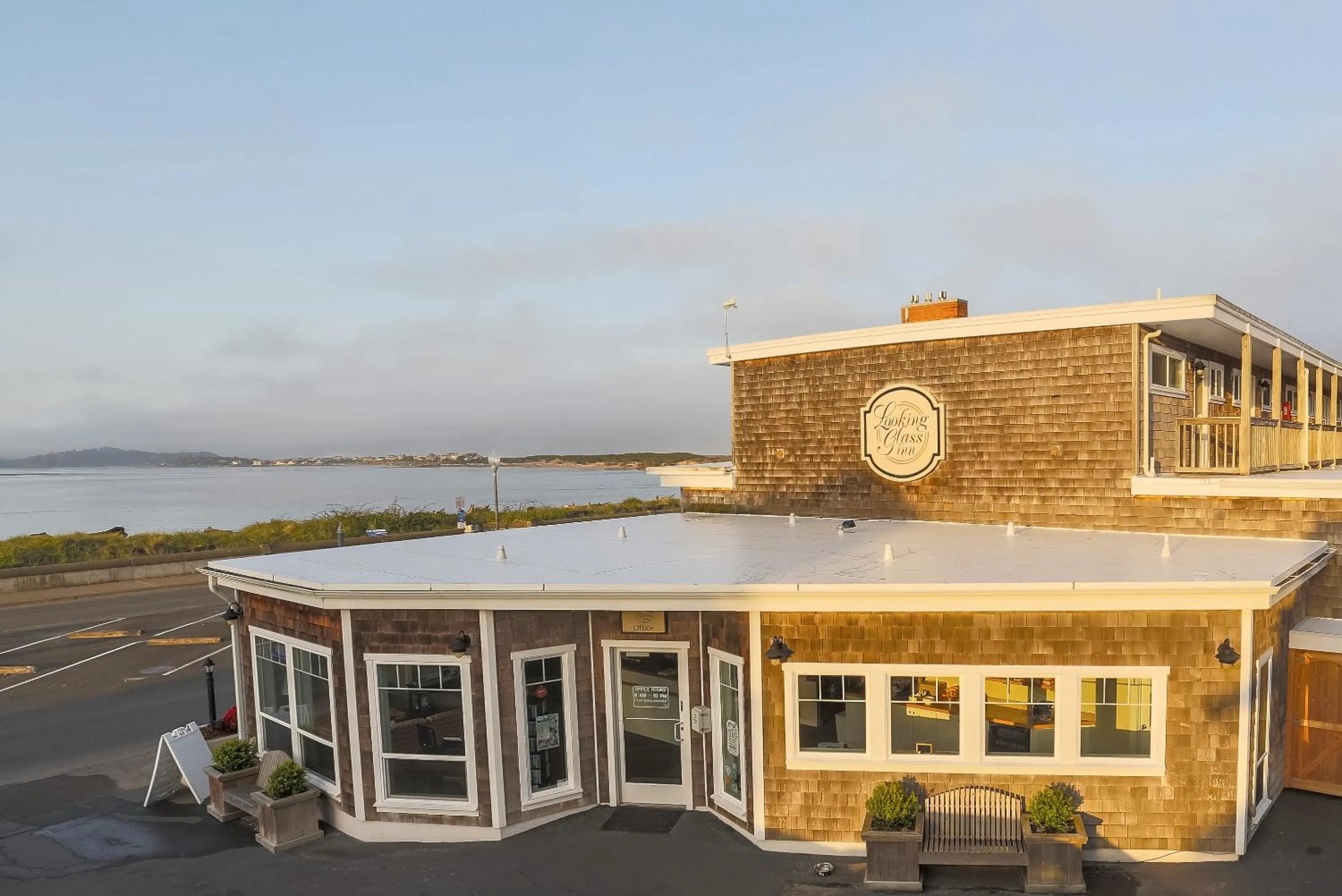 Facade/entrance in Looking Glass Inn