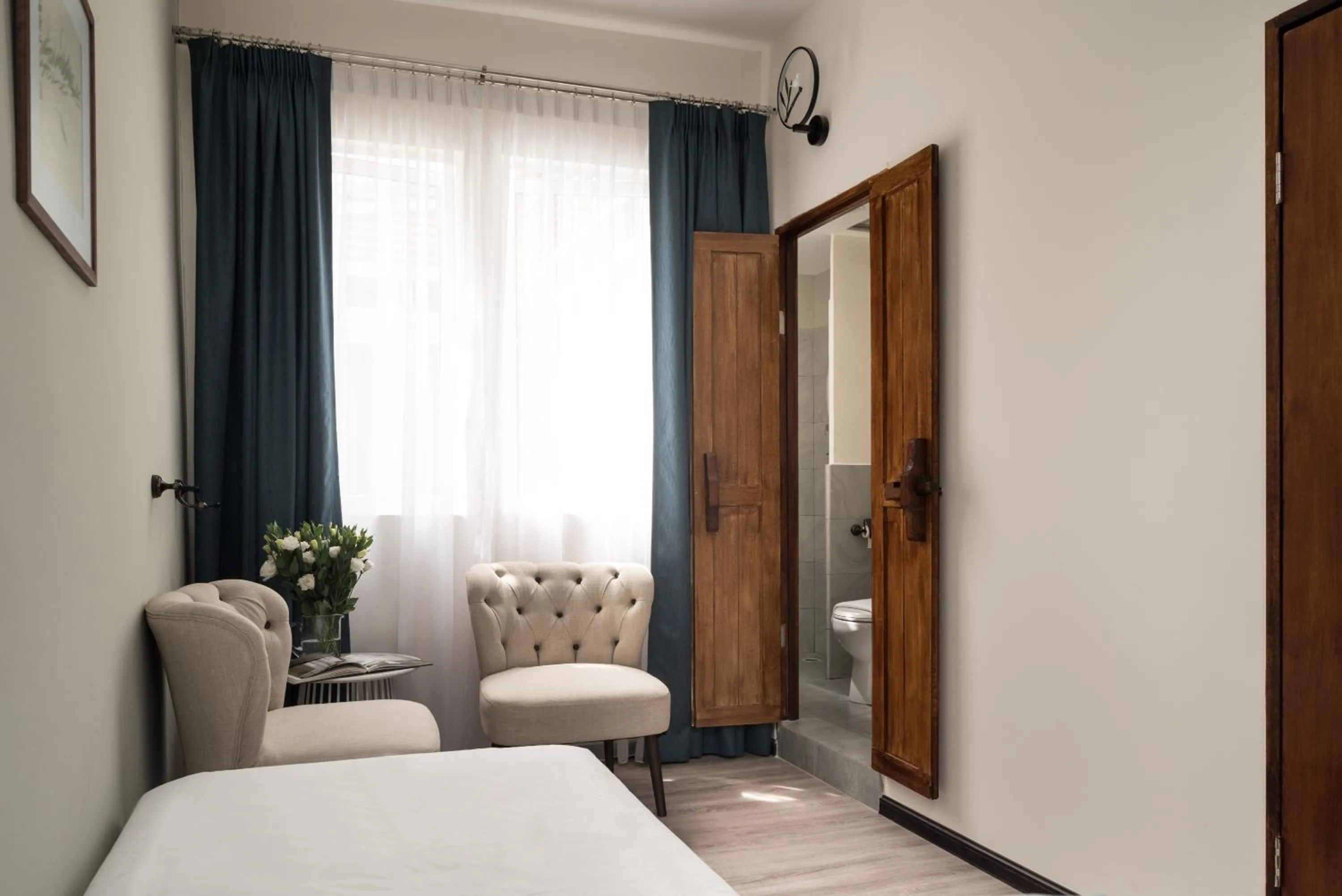 Photo of the whole room, Bed in Carnarvon House